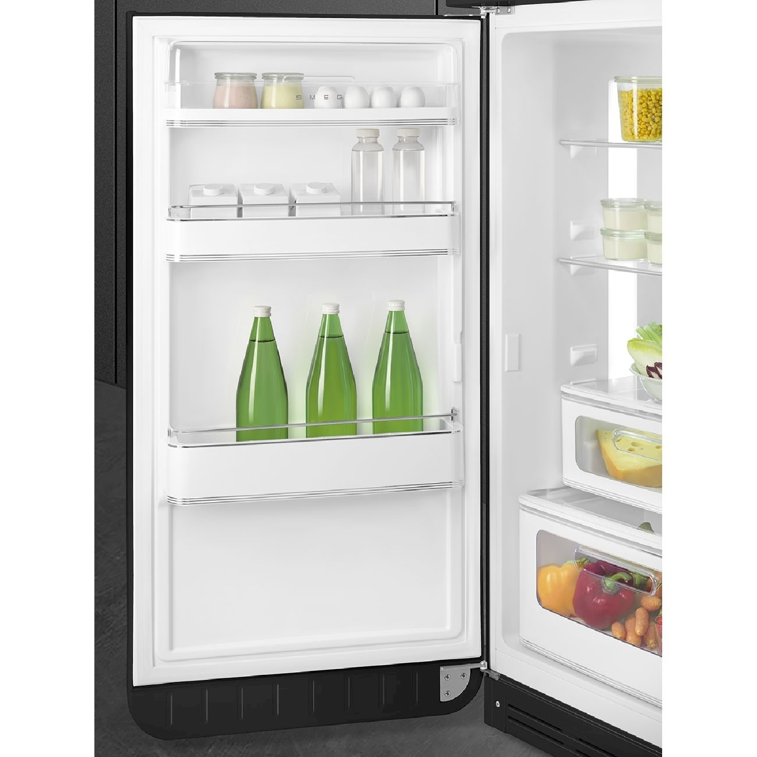 Offener Kühlschrank mit Gläsern, Flaschen, Gemüse und Käse auf Ablagen.