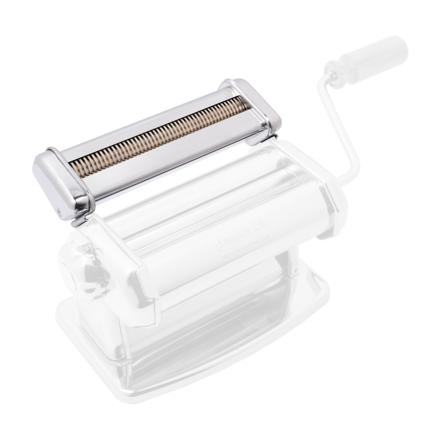 Un accessorio per macchine per pasta in metallo con manovella su una macchina per pasta bianca.