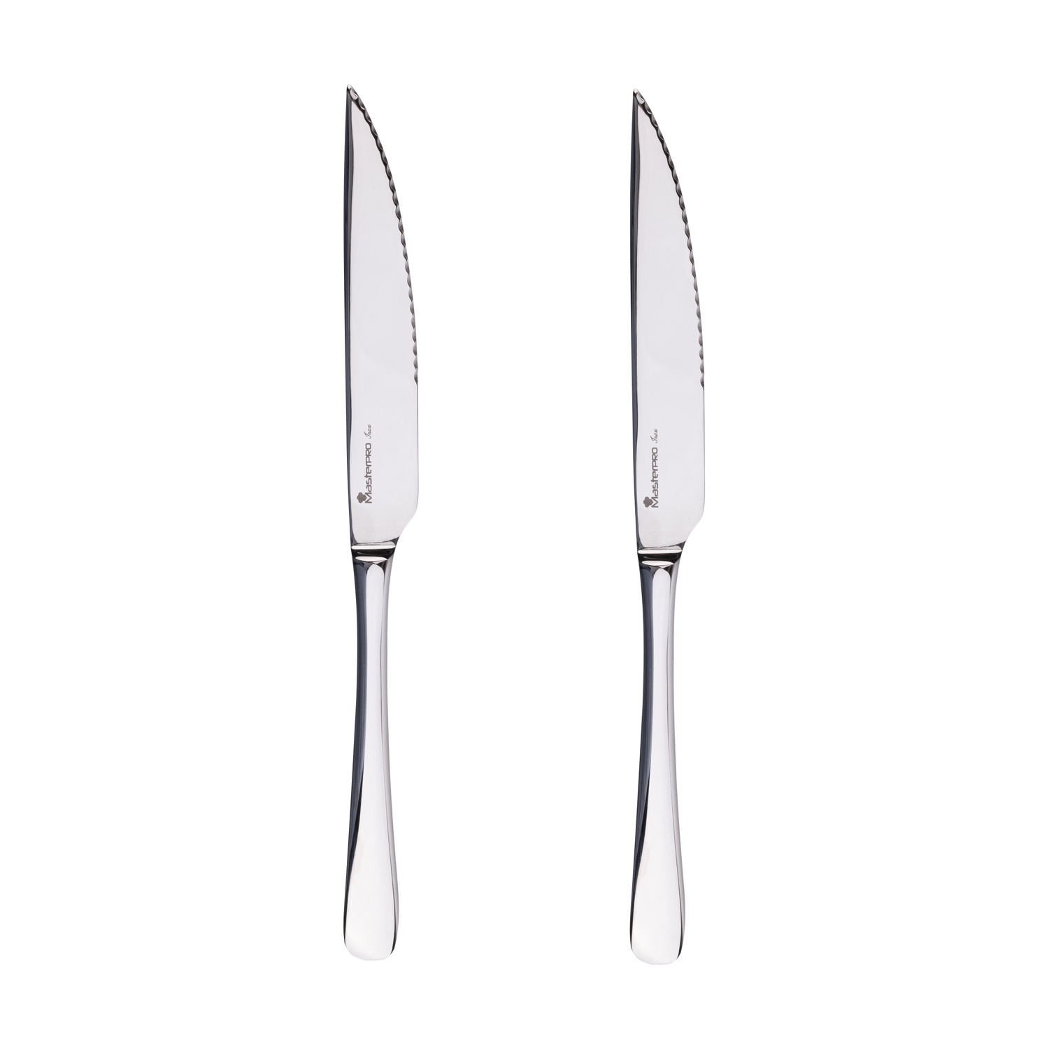 Dos cuchillos plateados dentados con mangos brillantes sobre fondo blanco.