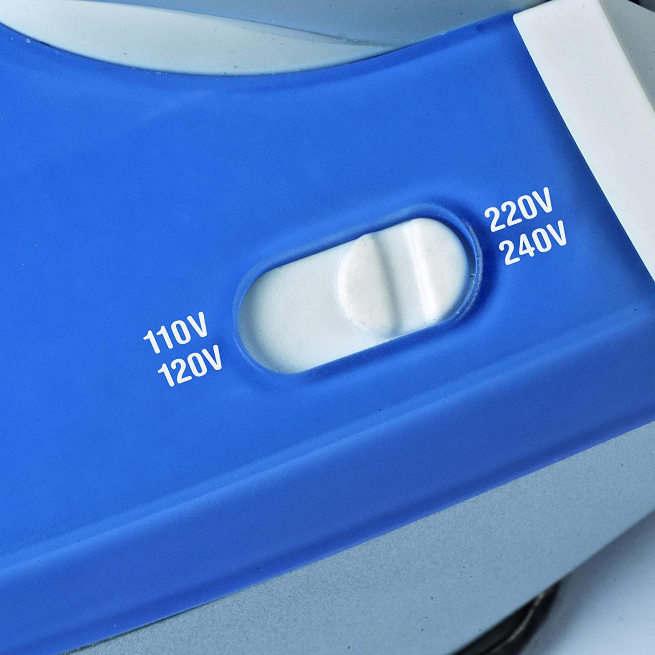 Interruttore blu con etichette 110V, 120V e 220V, 240V.