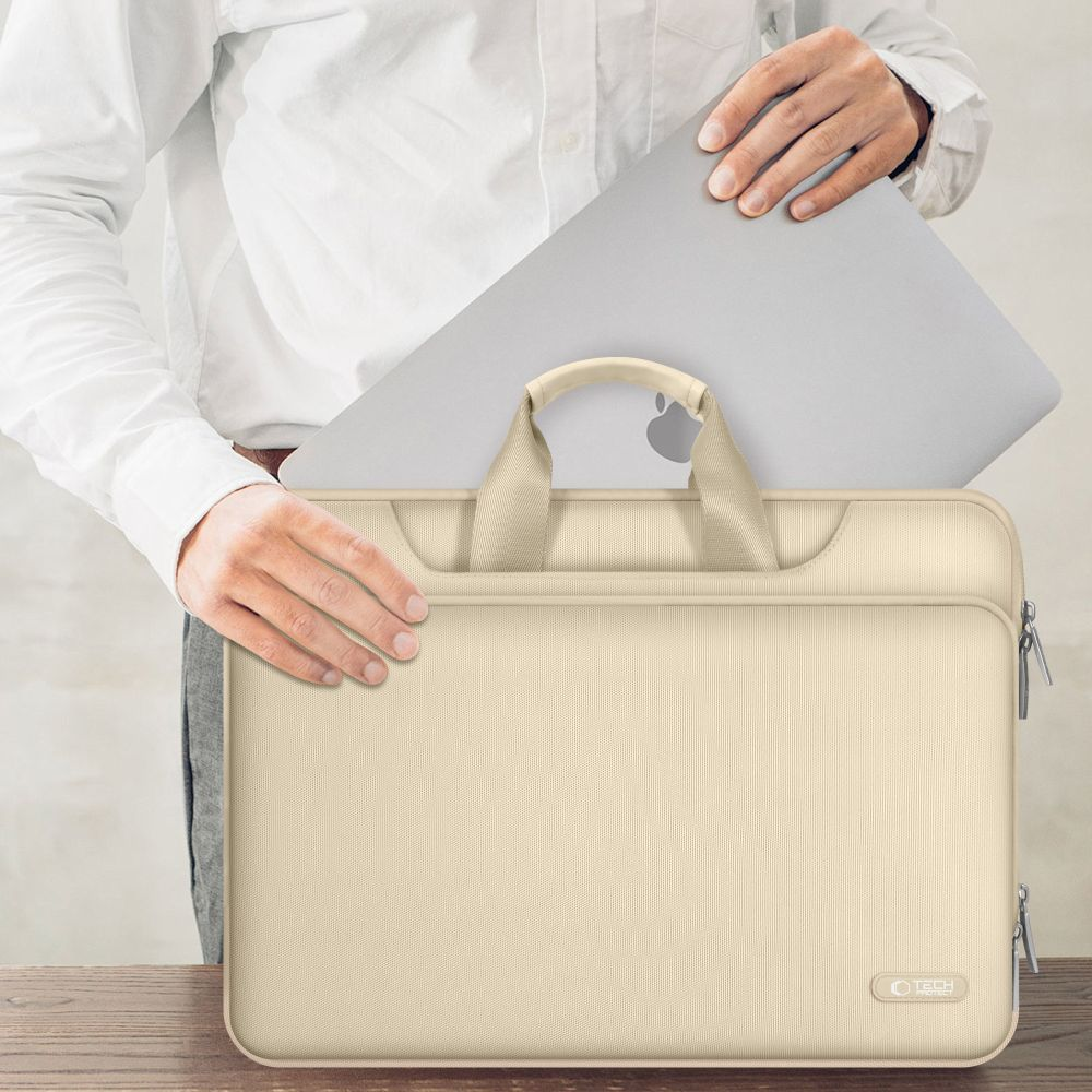 Mann legt ein silbernes MacBook in eine beige Laptoptasche.