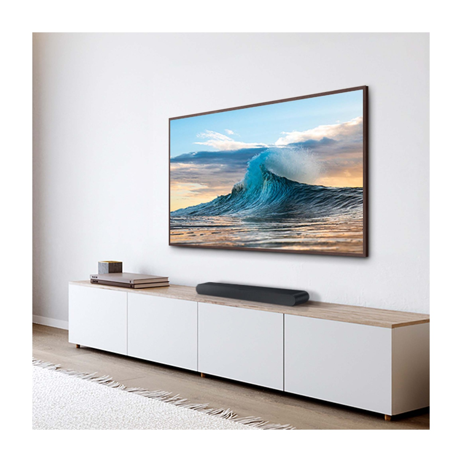 Telewizor wyświetla łamiącą się falę nad białym meblem.