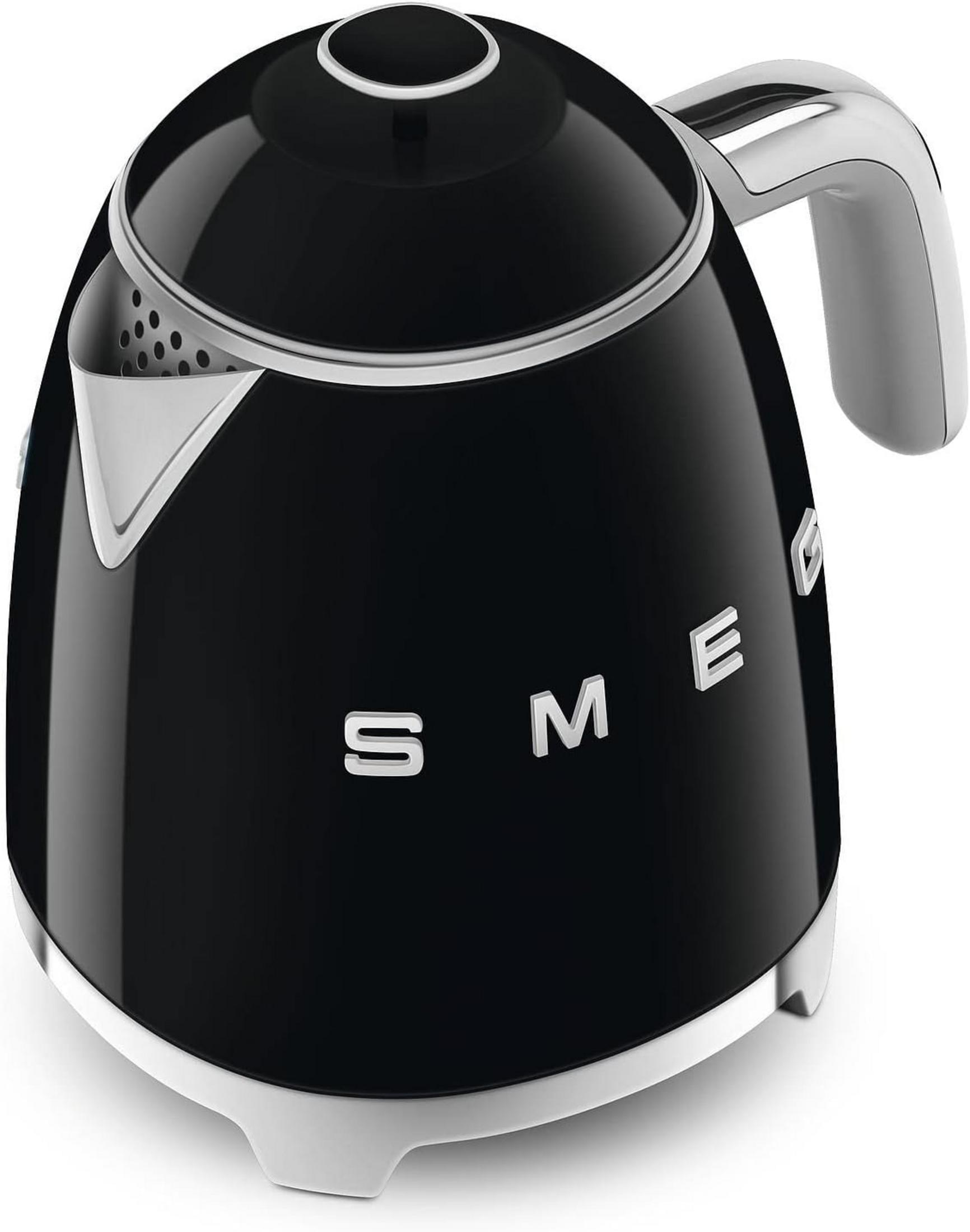 Een zwarte waterkoker met chroomdetails en het "SMEG"-logo.