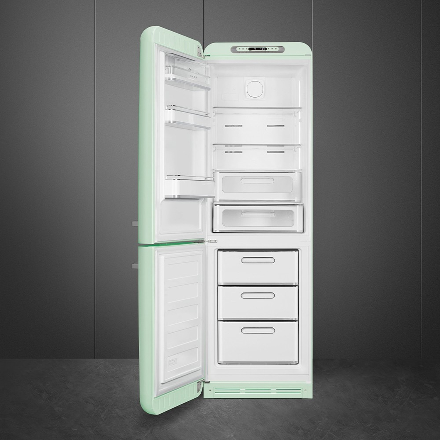 Hellgrüner Kühlschrank mit offener Tür, Blick ins Innere mit Regalen und Schubladen.