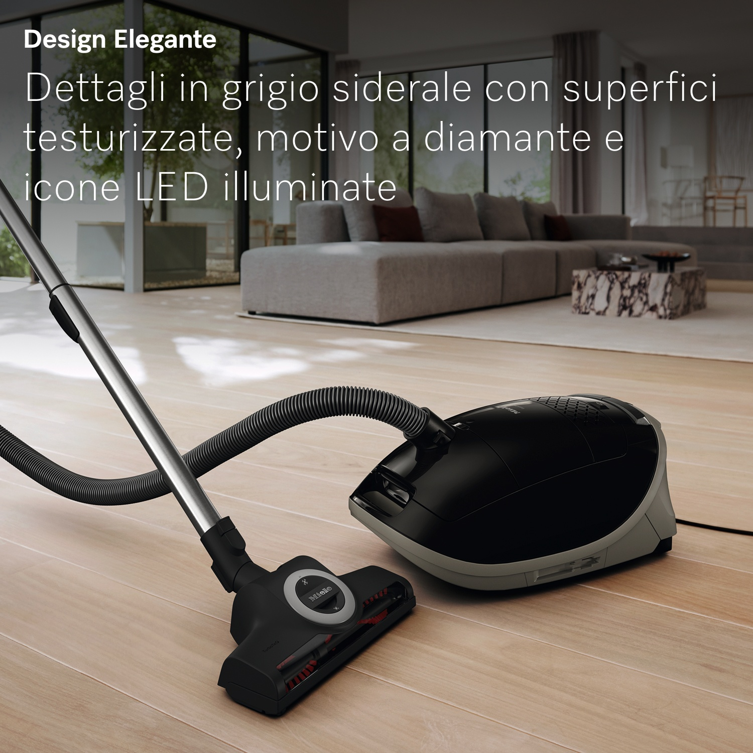 Un aspirapolvere moderno con tubo e spazzola su un pavimento in legno.