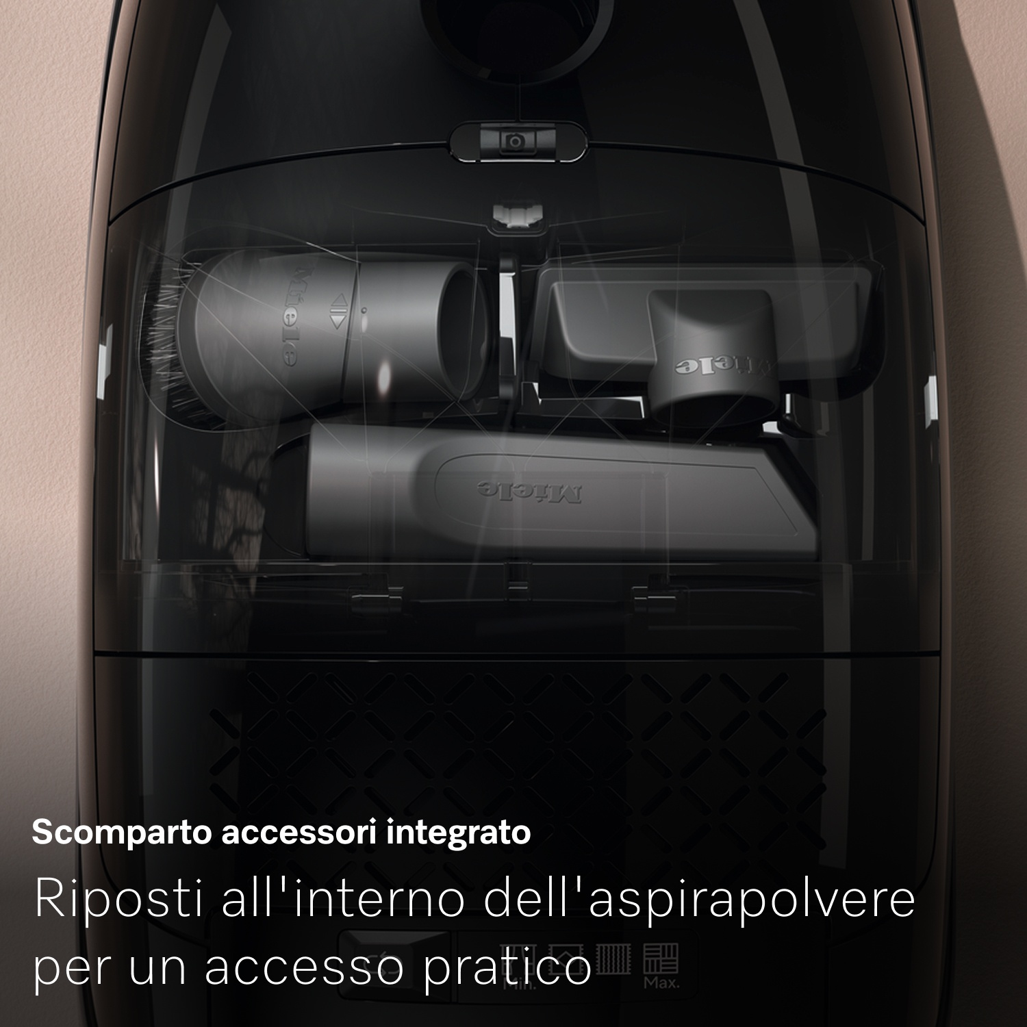 Scomparto accessori integrato con spazzola e bocchette dentro un aspirapolvere nero.