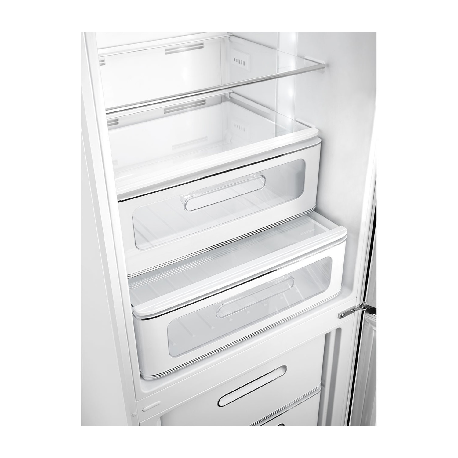 Vista interior de un refrigerador blanco con estantes de vidrio y cajones transparentes.