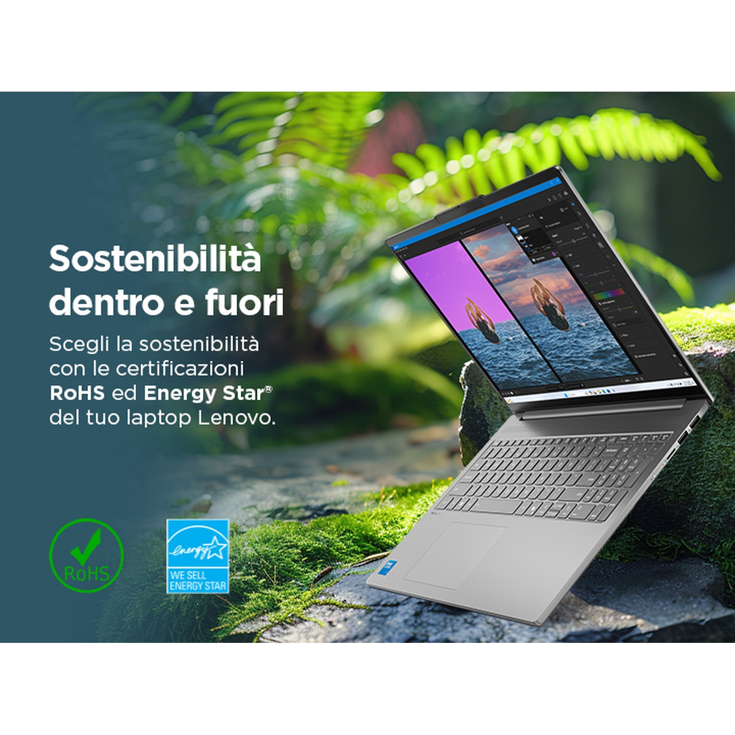 Srebrny laptop Lenovo leży na zewnątrz na mchu, z logo certyfikatów.