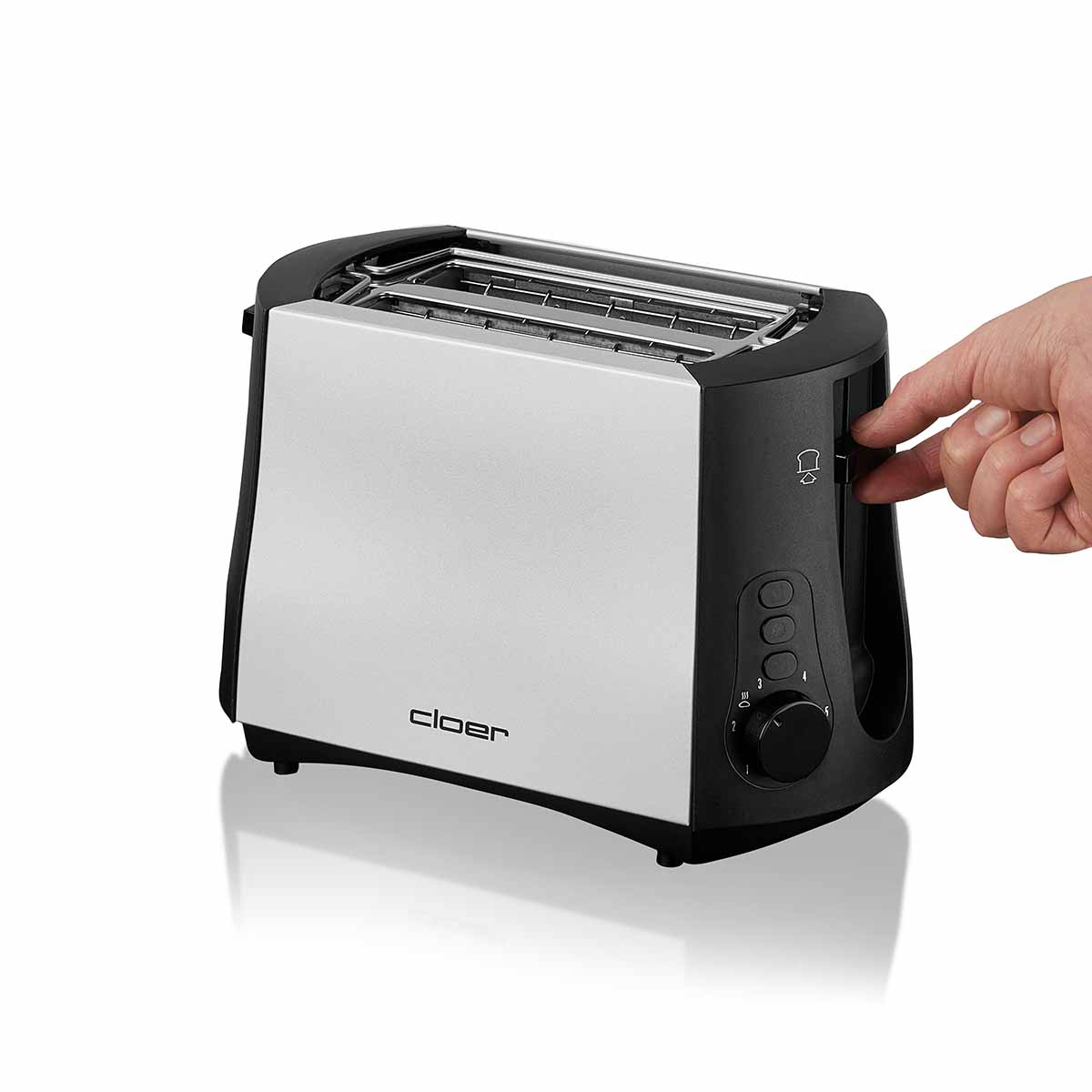 Ein silberner und schwarzer Toaster mit einem Bedienelement und einem Hebel, der von einer Hand bedient wird.
