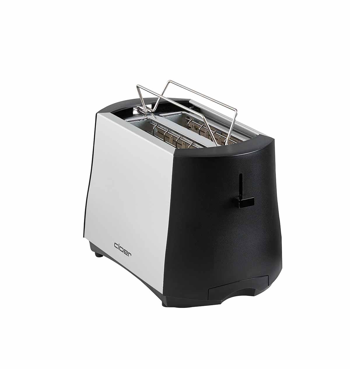 Ein silberner und schwarzer Toaster mit zwei Schlitzen steht auf weißem Hintergrund.