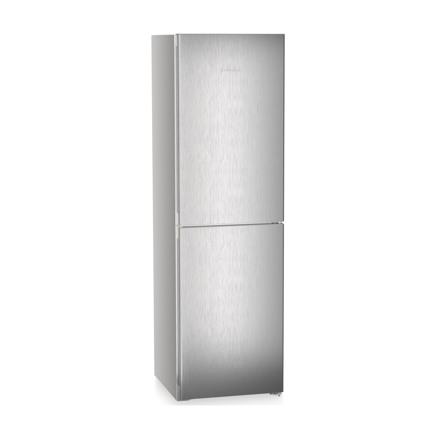 Un refrigerador plateado de dos puertas se alza sobre fondo blanco.