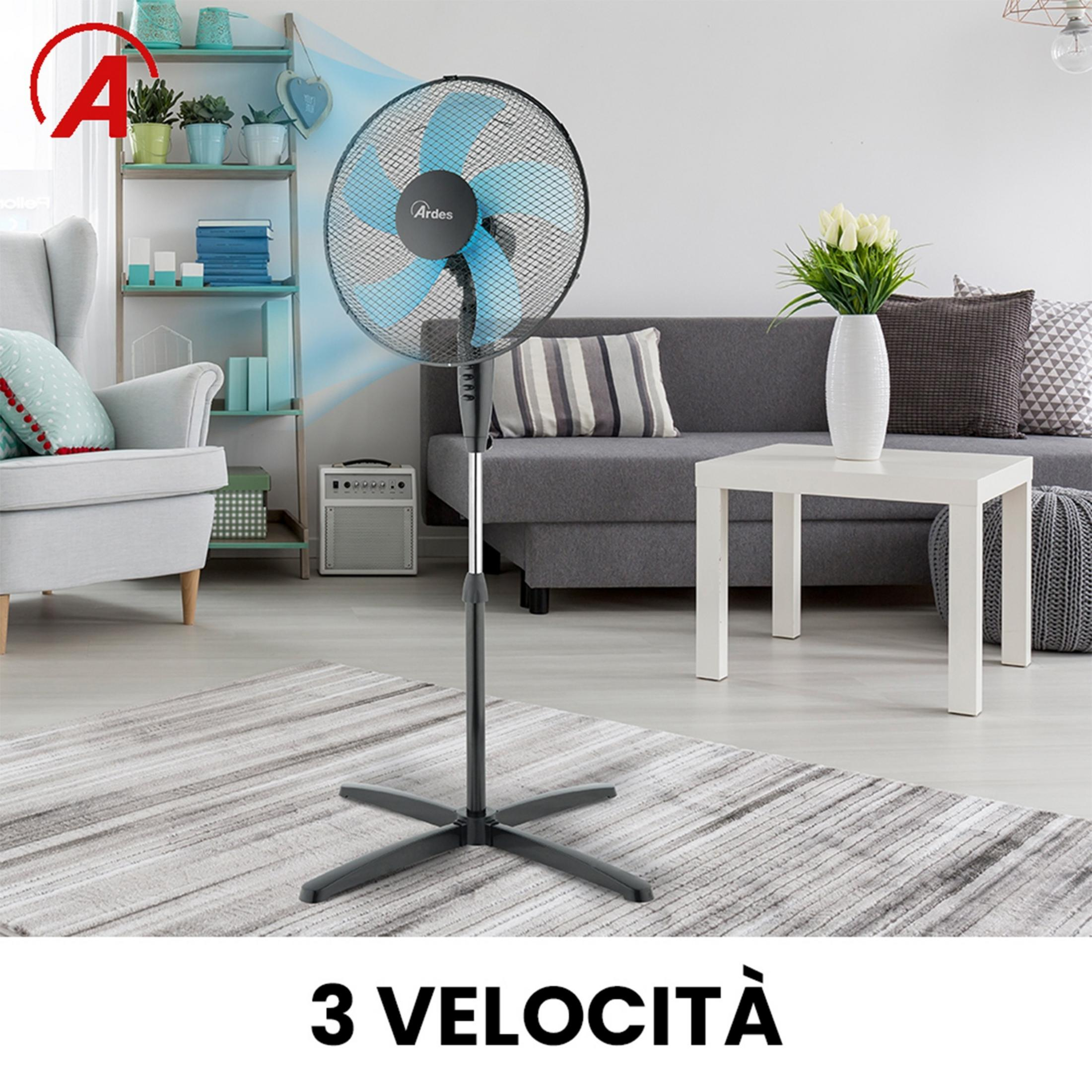 Stojący wentylator z niebieskimi łopatkami w salonie.