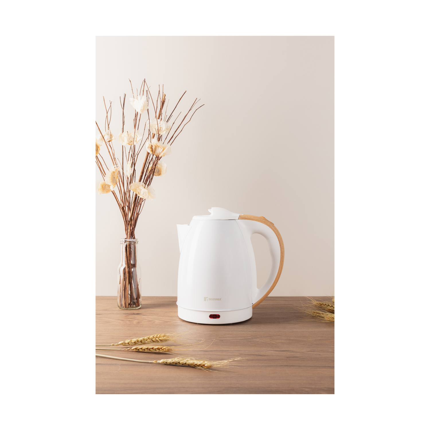 Un hervidor eléctrico blanco con mango de madera sobre una mesa.