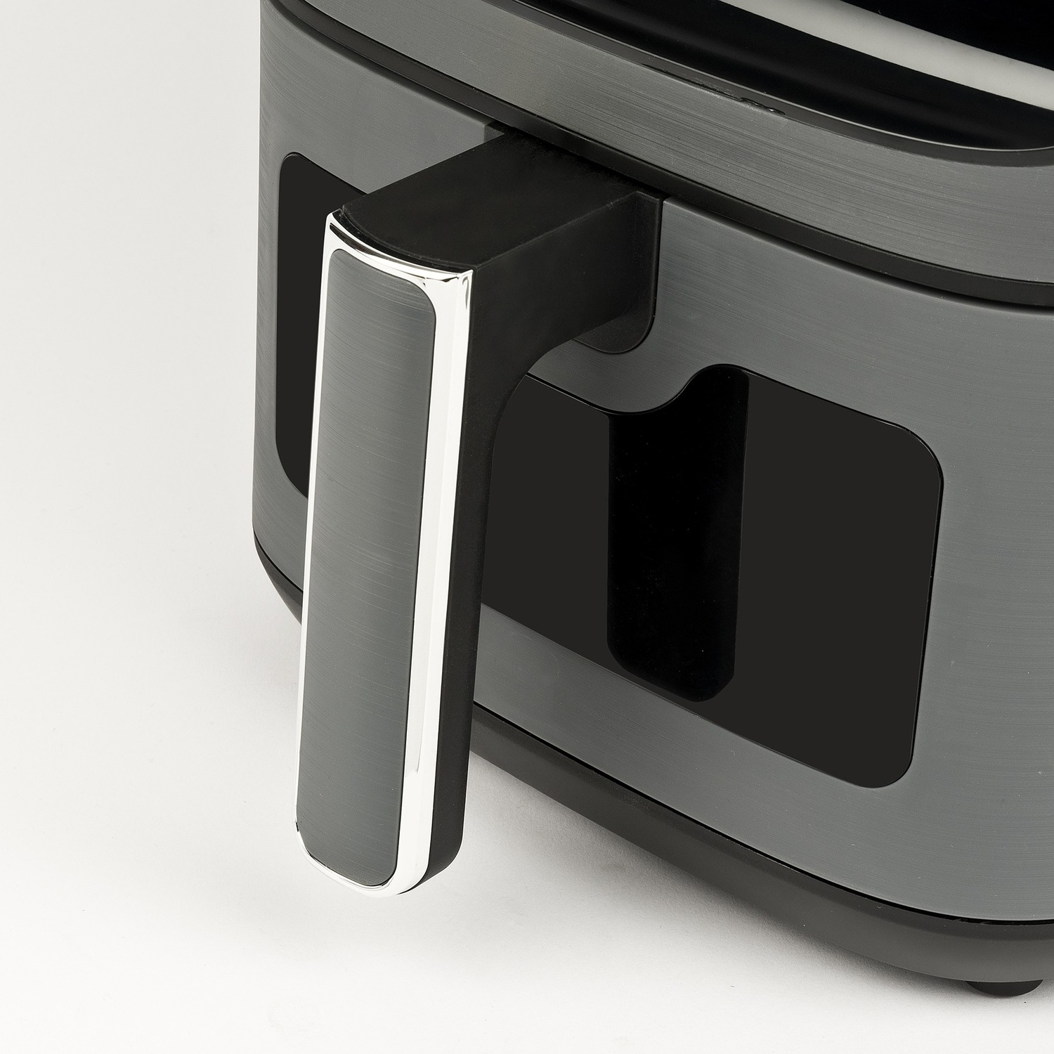 Grauer Airfryer mit schwarzem Griff auf weißem Hintergrund.