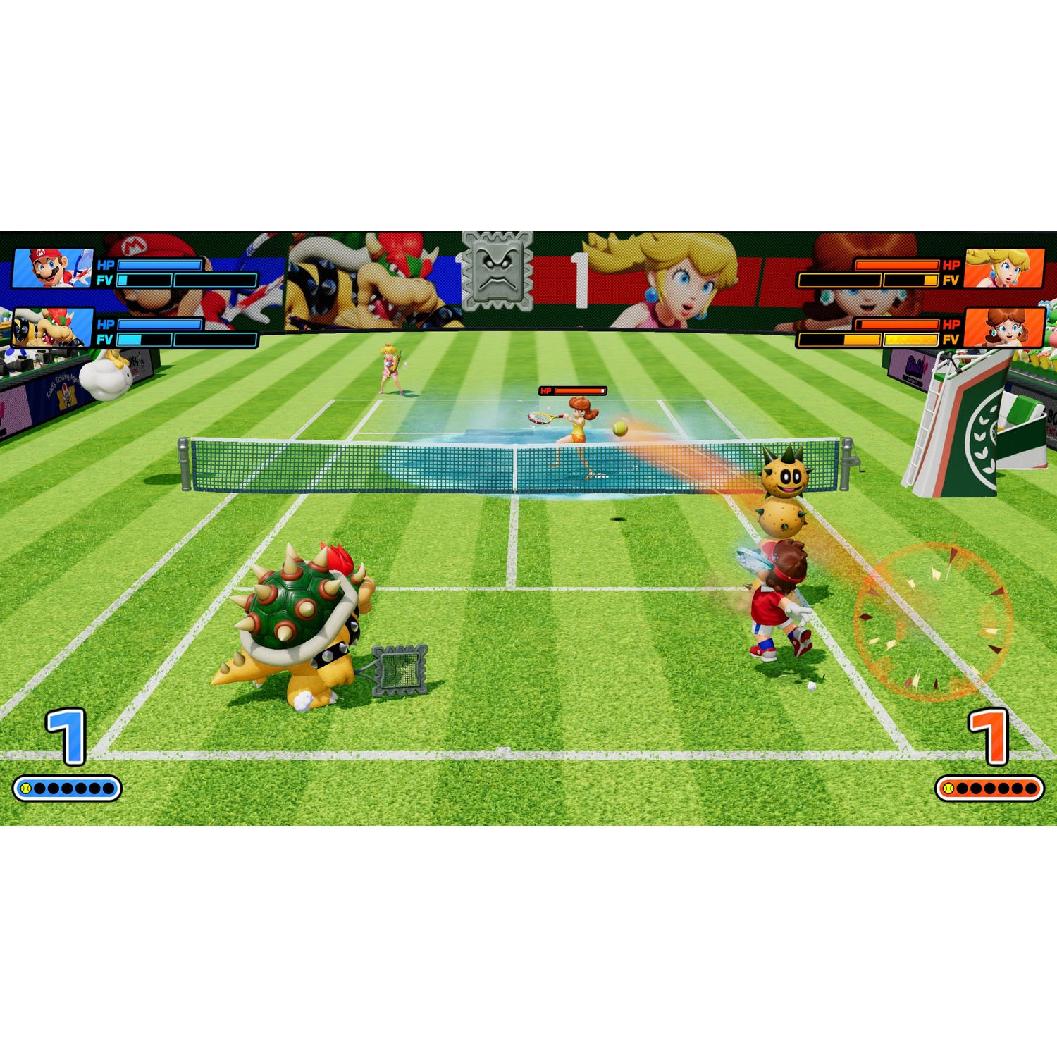 Bowser spielt Tennis gegen einen Gegner auf einem Rasenplatz mit Anzeigen.