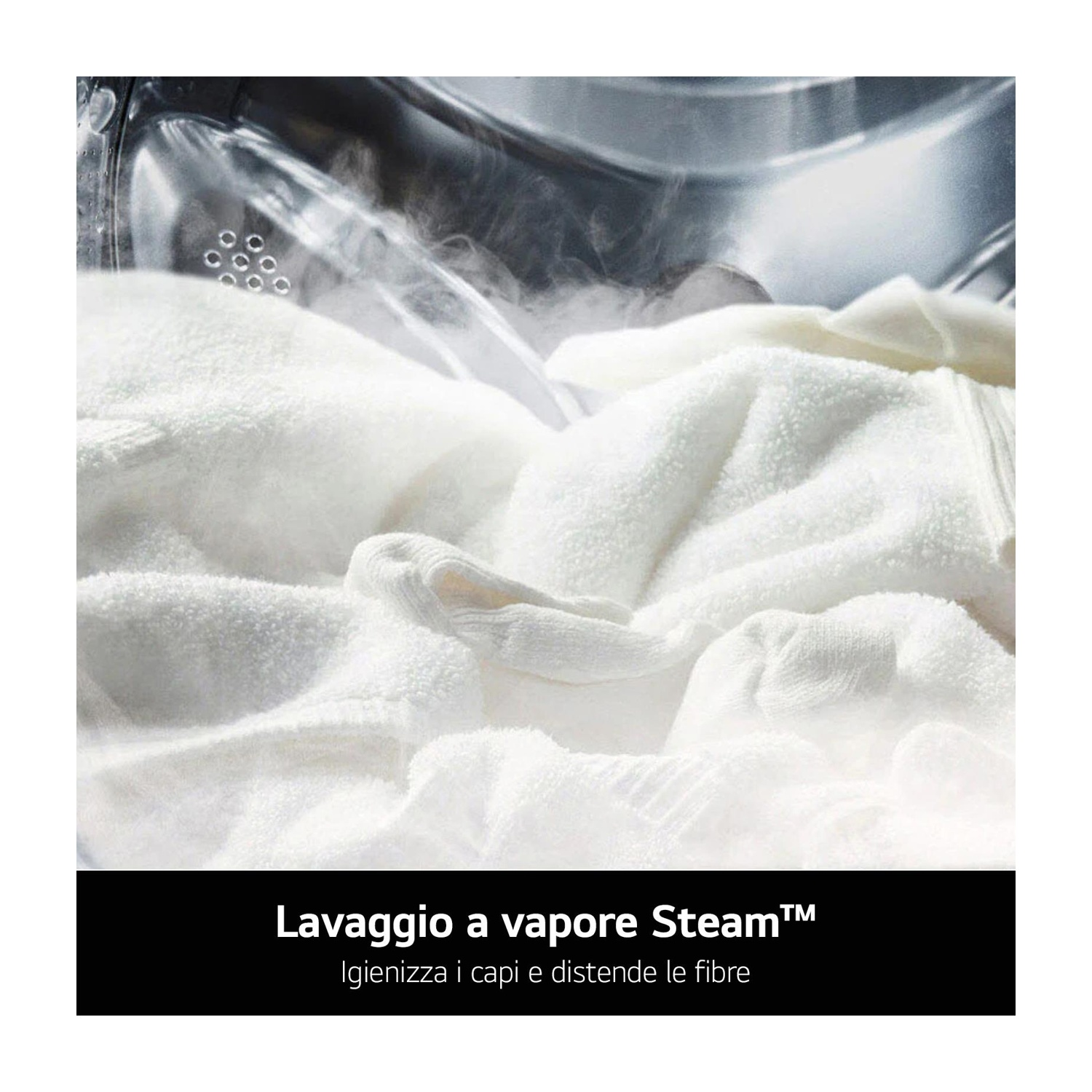 Asciugamani bianchi in una lavatrice con vapore.