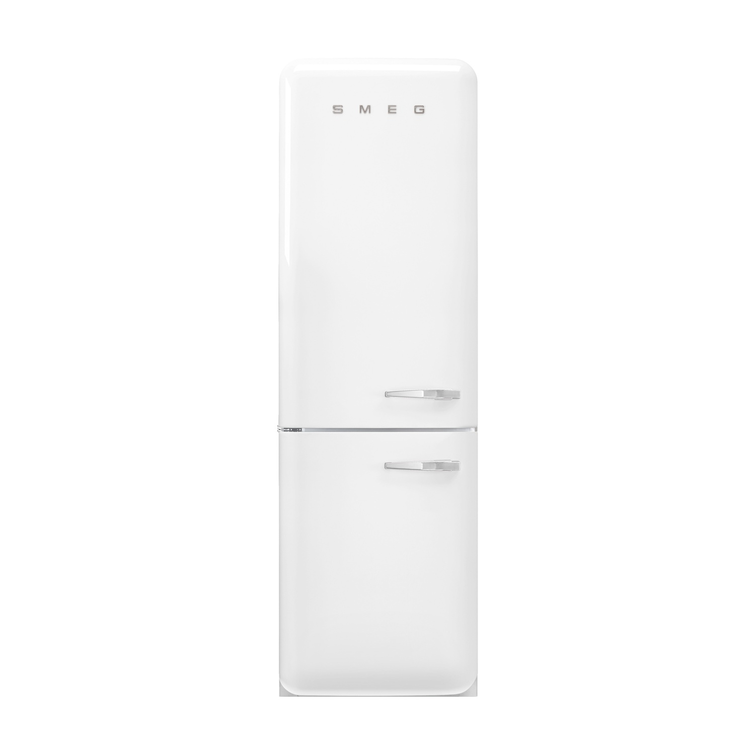 Ein weißer Smeg-Kühlschrank mit silbernen Griffen vor weißem Hintergrund.