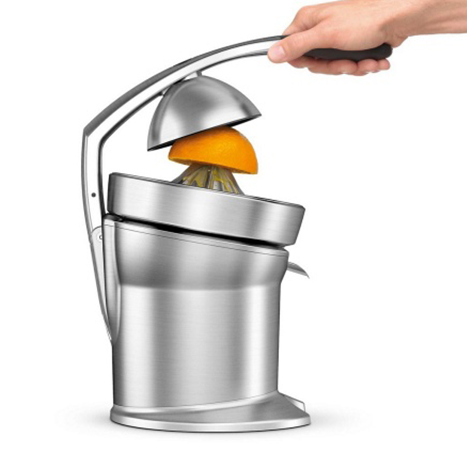 Ręka naciska dźwignię wyciskarki do cytrusów z pomarańczą.