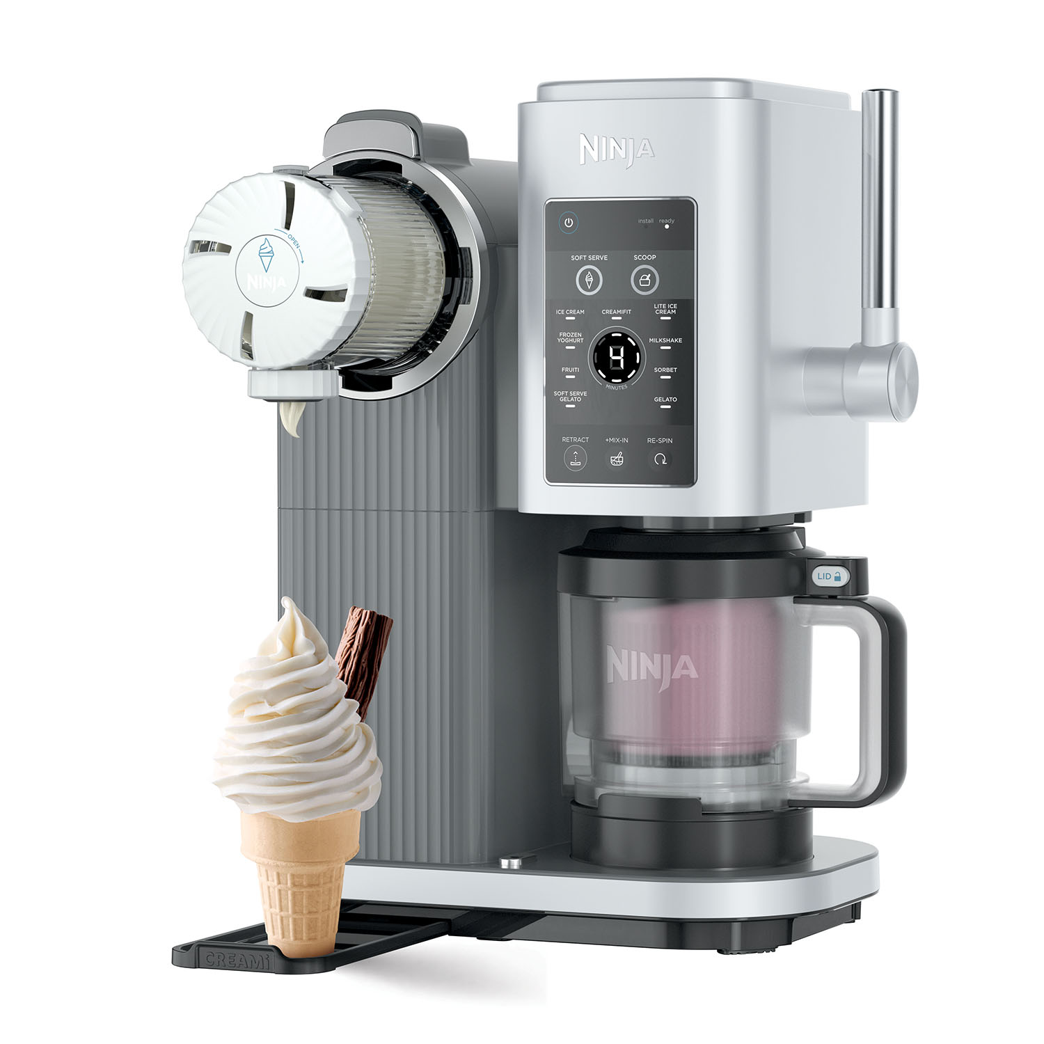 Una gelatiera Ninja con un cono gelato sormontato da gelato e una barretta di cioccolato.
