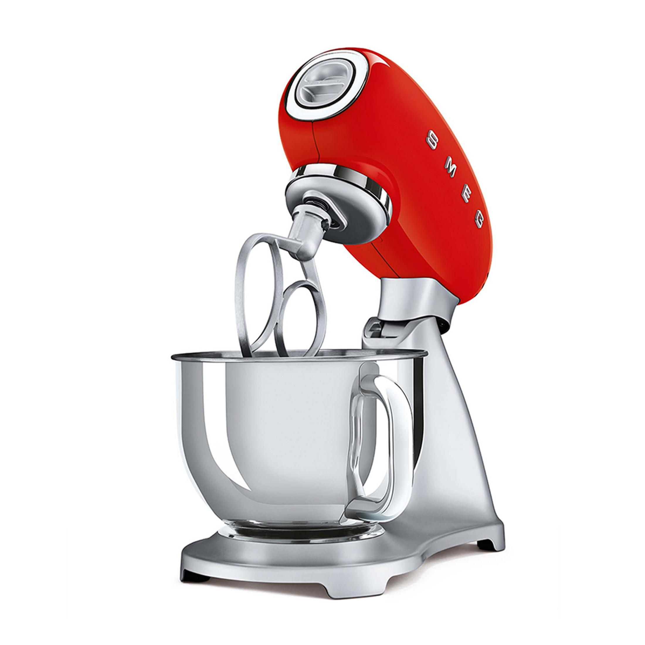 Gümüş hazne ve çırpıcı aparatlı kırmızı SMEG stand mikseri.