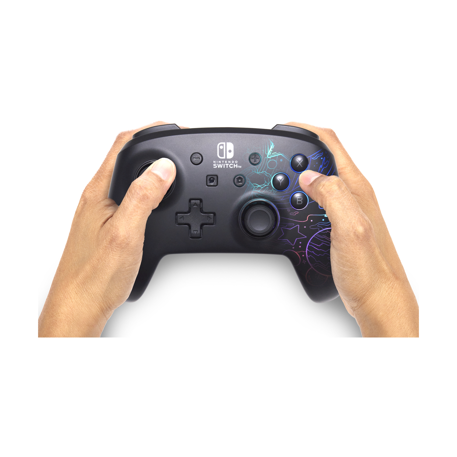 Dłonie trzymają czarny kontroler Nintendo Switch Pro z kolorowymi wzorami.