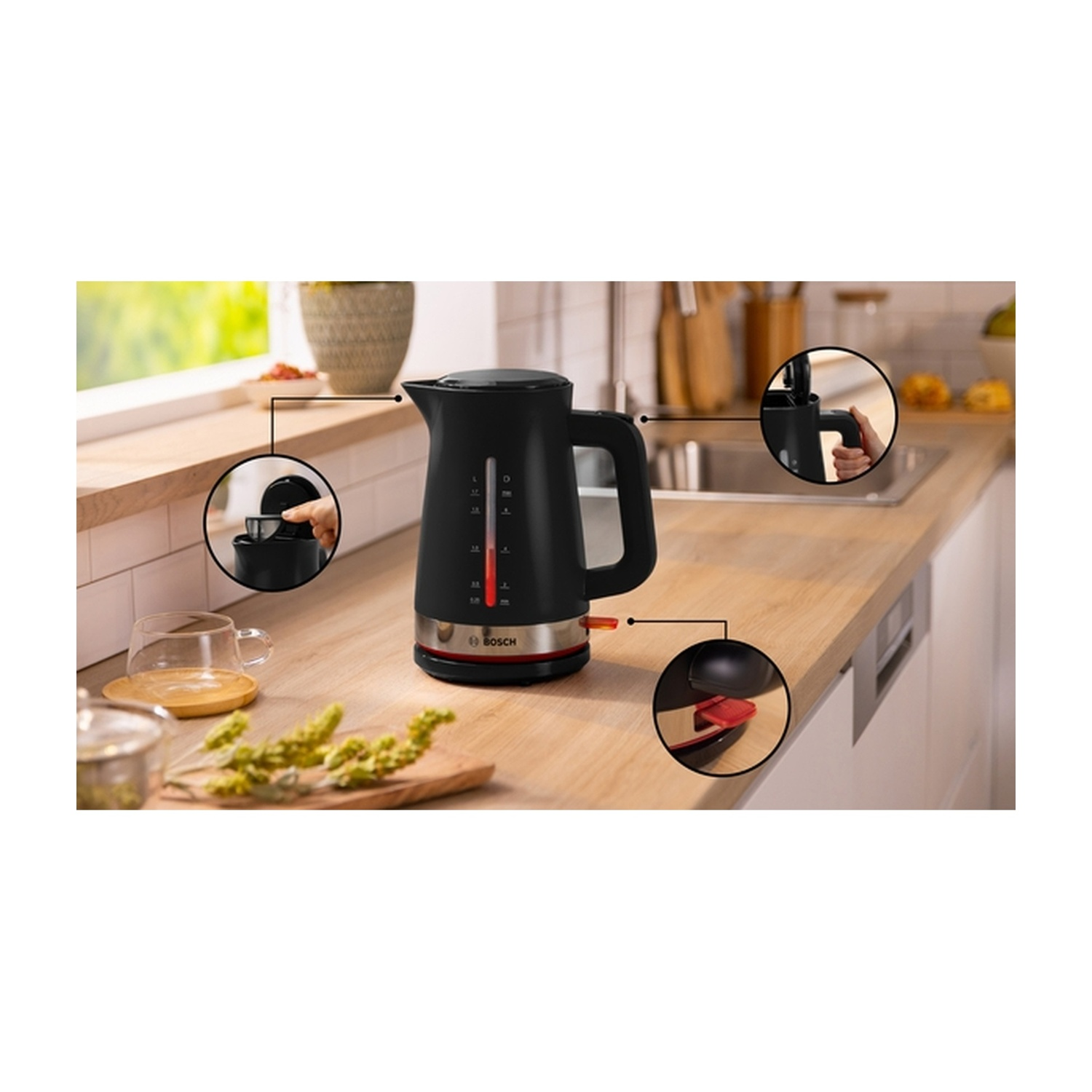 Czajnik elektryczny czarny z czerwonymi detalami na drewnianym blacie.
