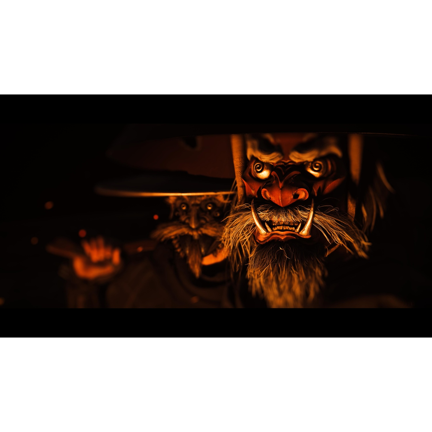 Zbliżenie przerażającej maski z czerwonymi i złotymi akcentami i białą brodą.