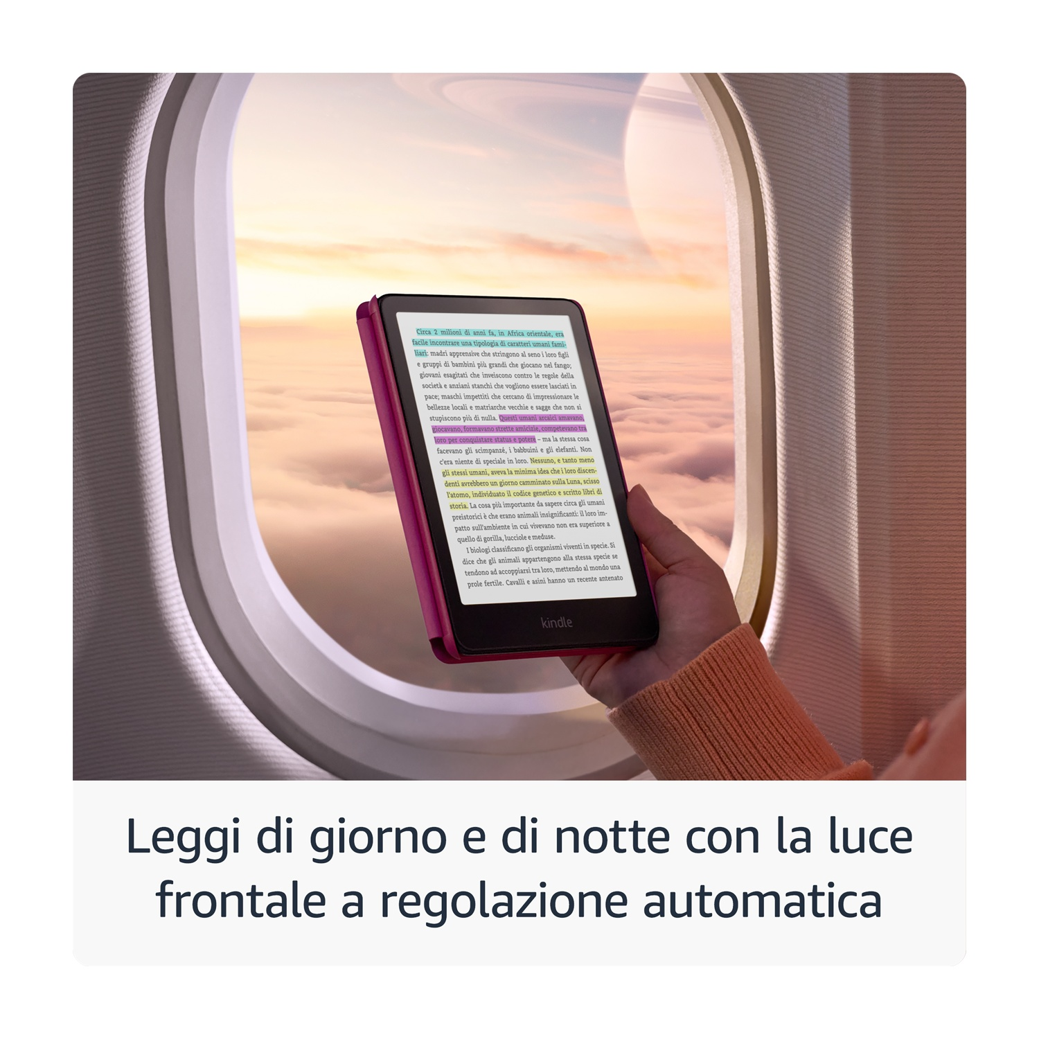 Una mano tiene un dispositivo Kindle davanti all'oblò di un aereo con nuvole e tramonto.