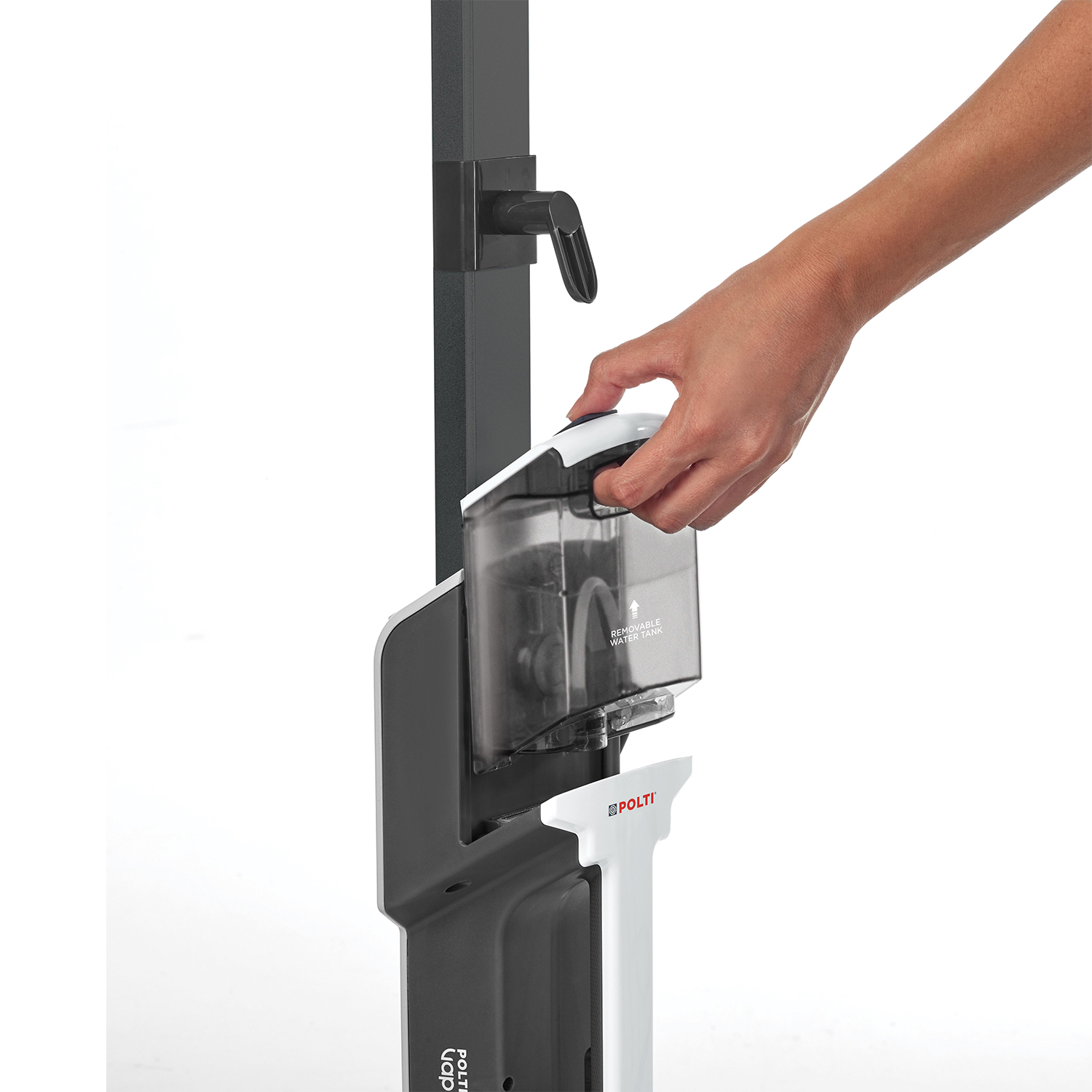 Ręka zdejmuje przezroczysty zbiornik na wodę z parownicy.