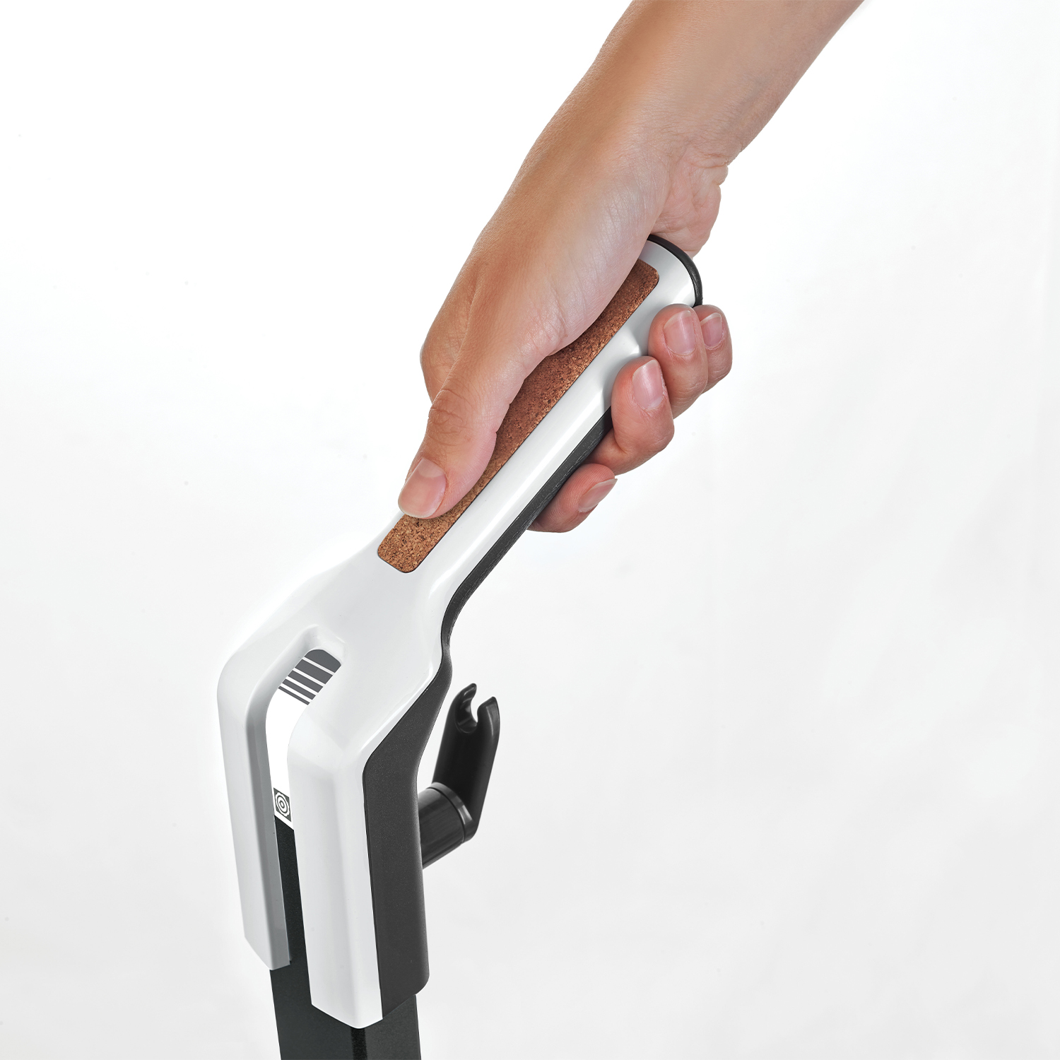 Dłoń trzymająca biało-czarny uchwyt z brązowymi akcentami.