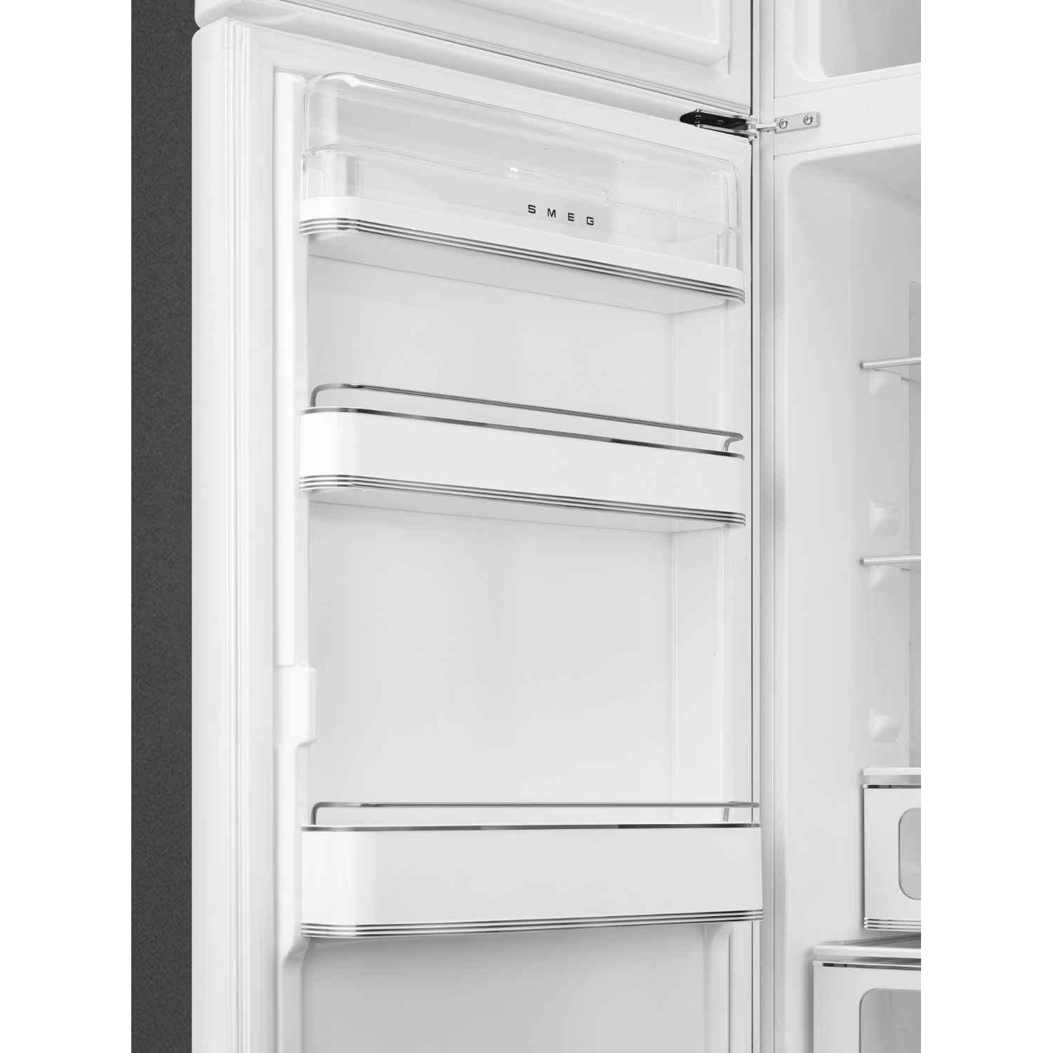 Un refrigerador blanco abierto con estantes y cajones. La puerta está entreabierta.