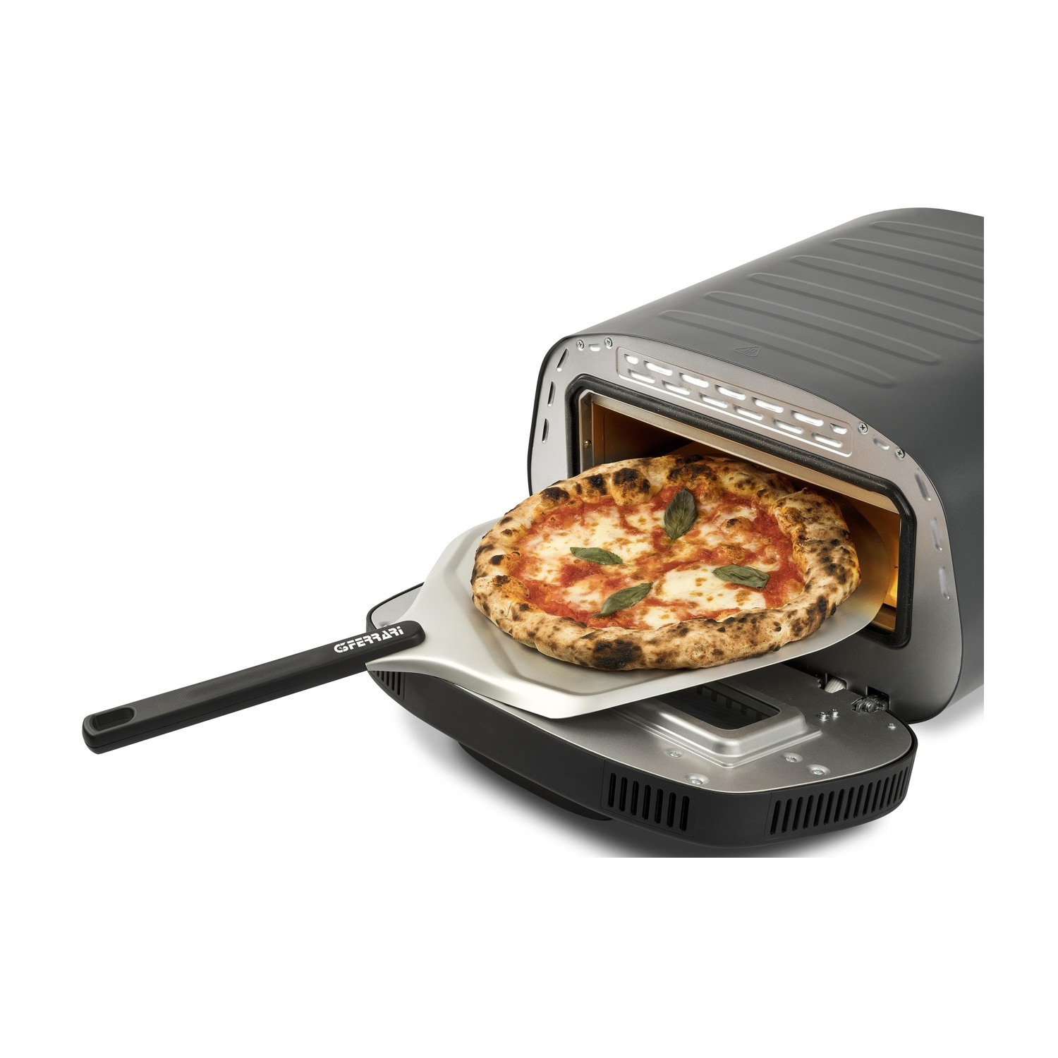 Un forno per pizza con una pizza fresca su una pala.