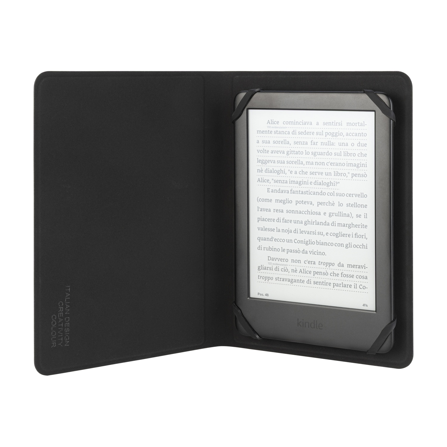 Un estuche negro sostiene un e-reader abierto que muestra texto. El estuche tiene 