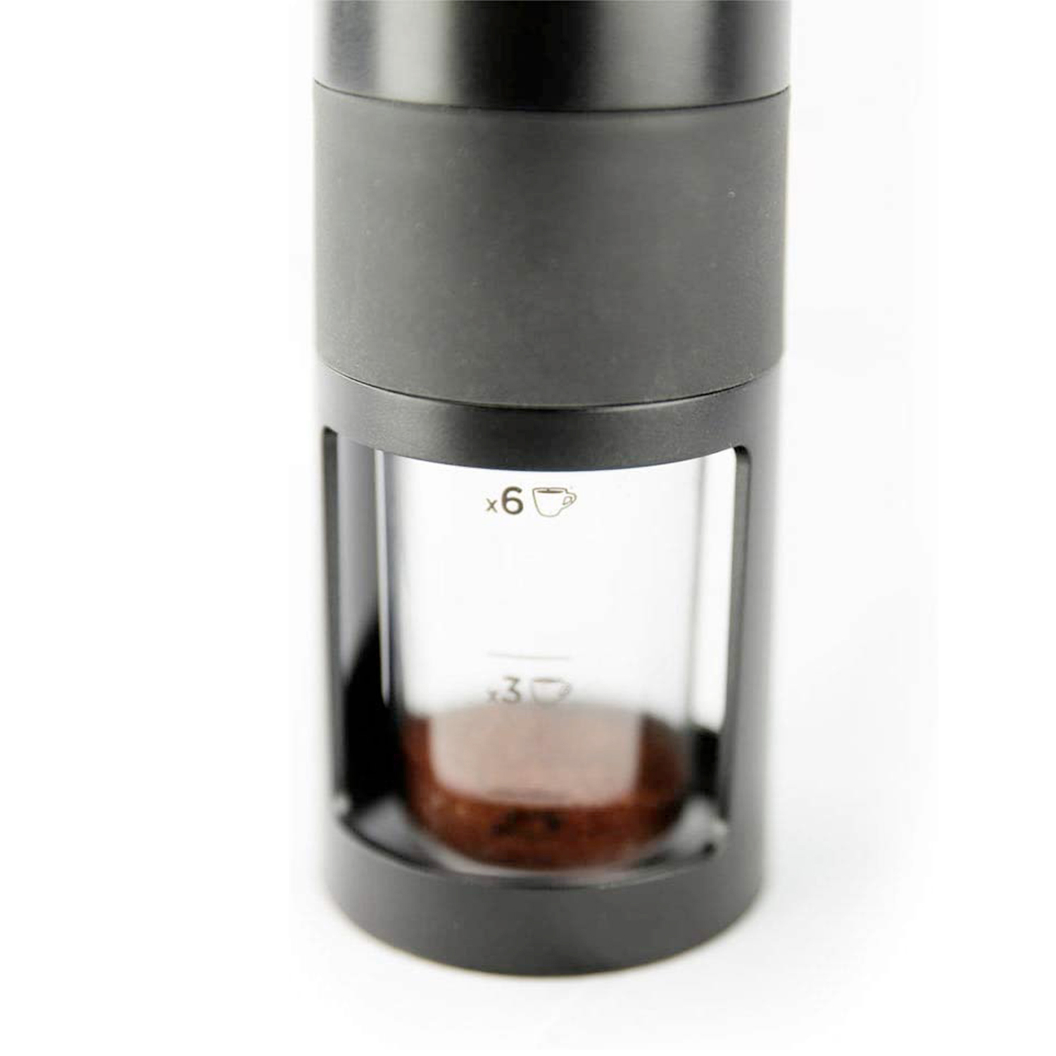 Czarny pojemnik na kawę z szklanym okienkiem pokazującym fusy.