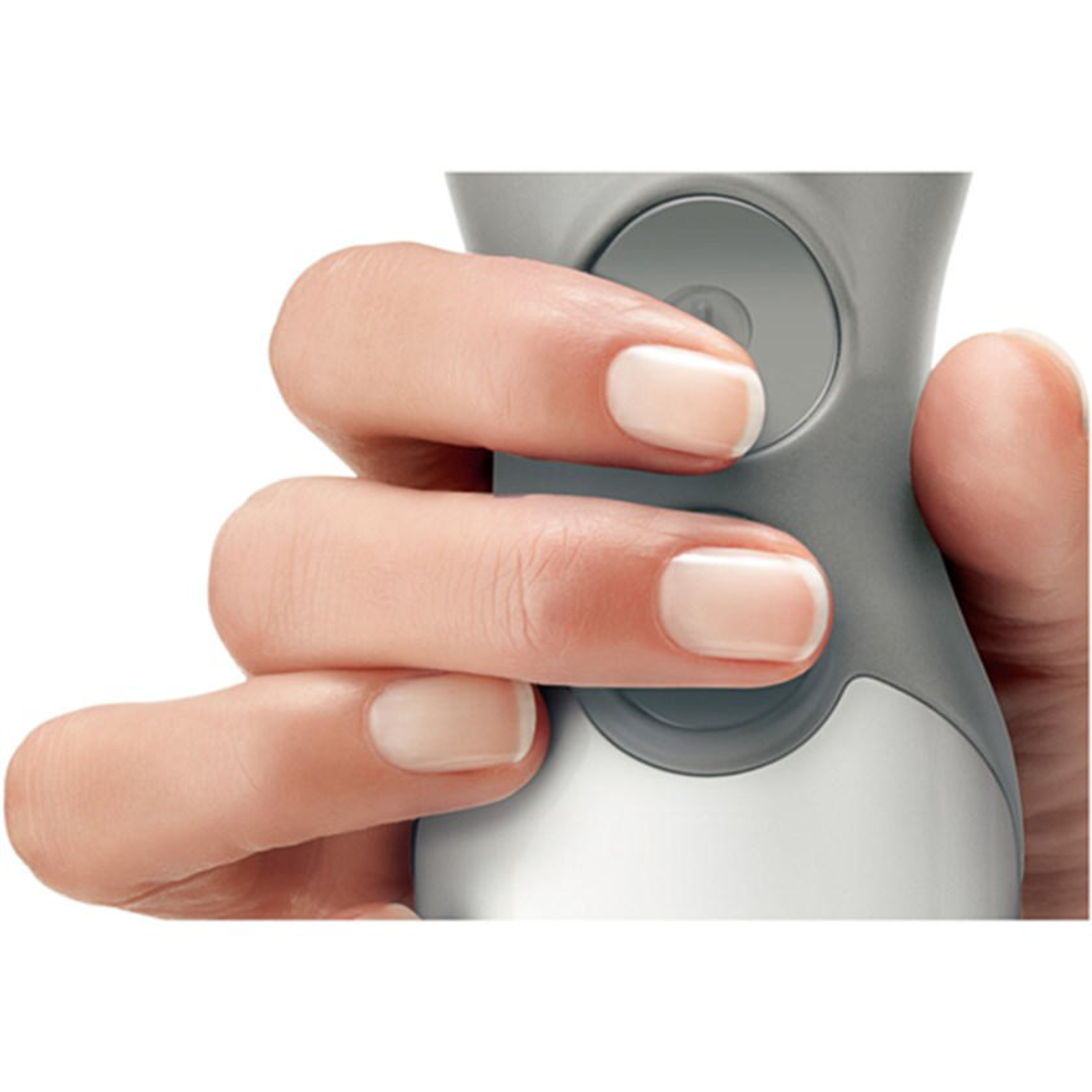 Dłoń trzyma szary blender ręczny z białymi przyciskami.