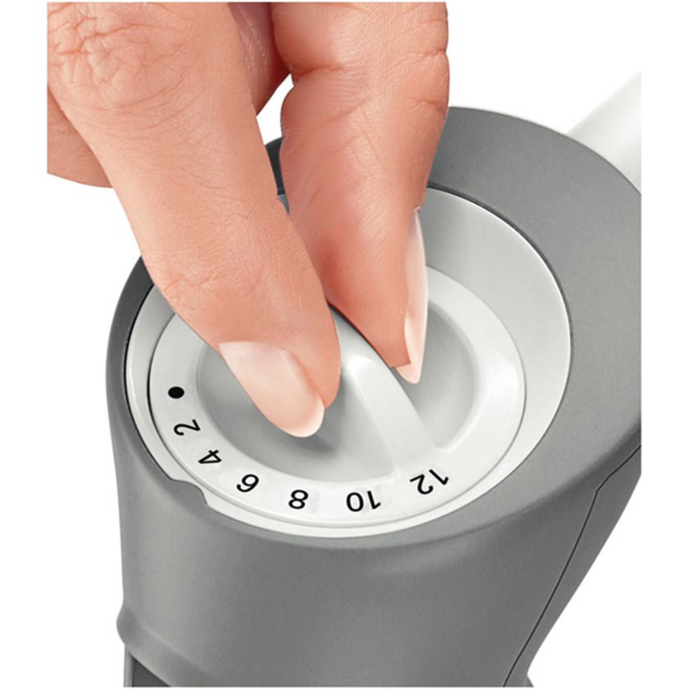 Ręka obraca szarą tarczę z liczbami od 2 do 12.