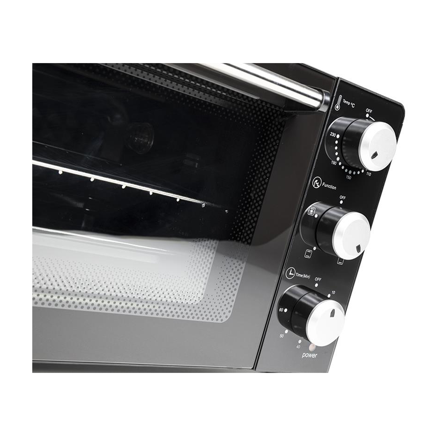 Zbliżenie czarnego piekarnika tostera ze srebrnymi pokrętłami i sterowaniem temperatury/czasu.