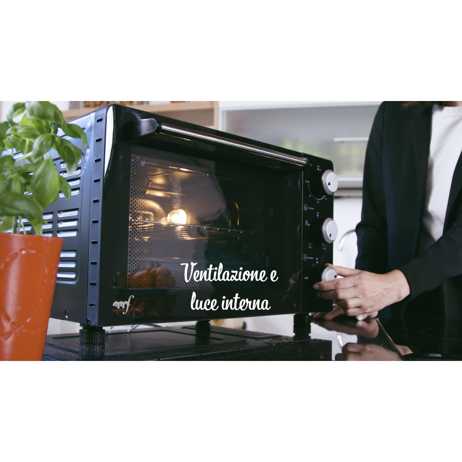 Czarny piekarnik elektryczny z oświetleniem wewnętrznym i wentylacją.