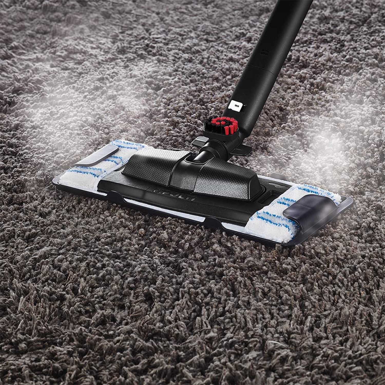 Mop parowy czyści szarą wykładzinę, wydzielając parę.