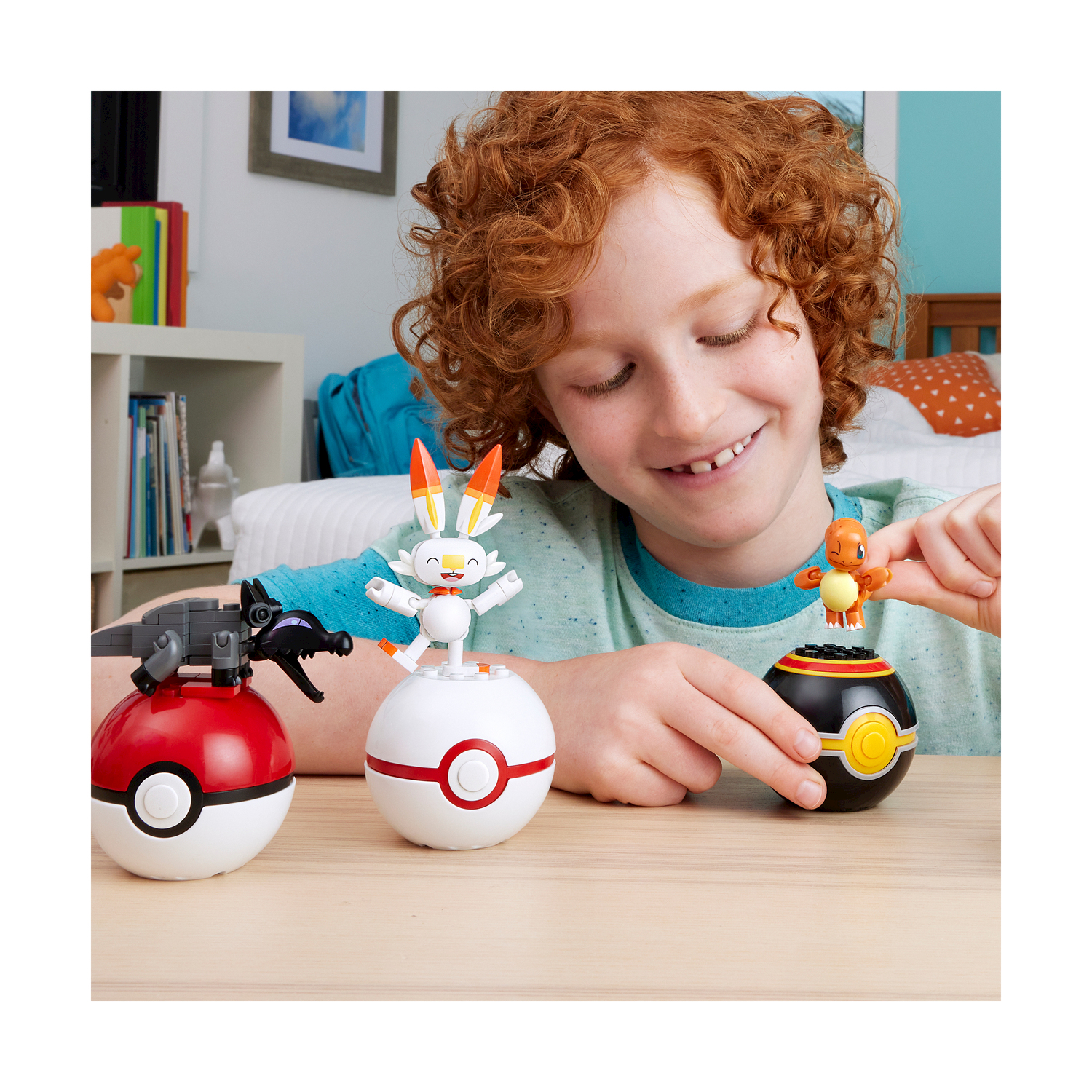 Un ragazzo gioca con palline e figure Pokémon.