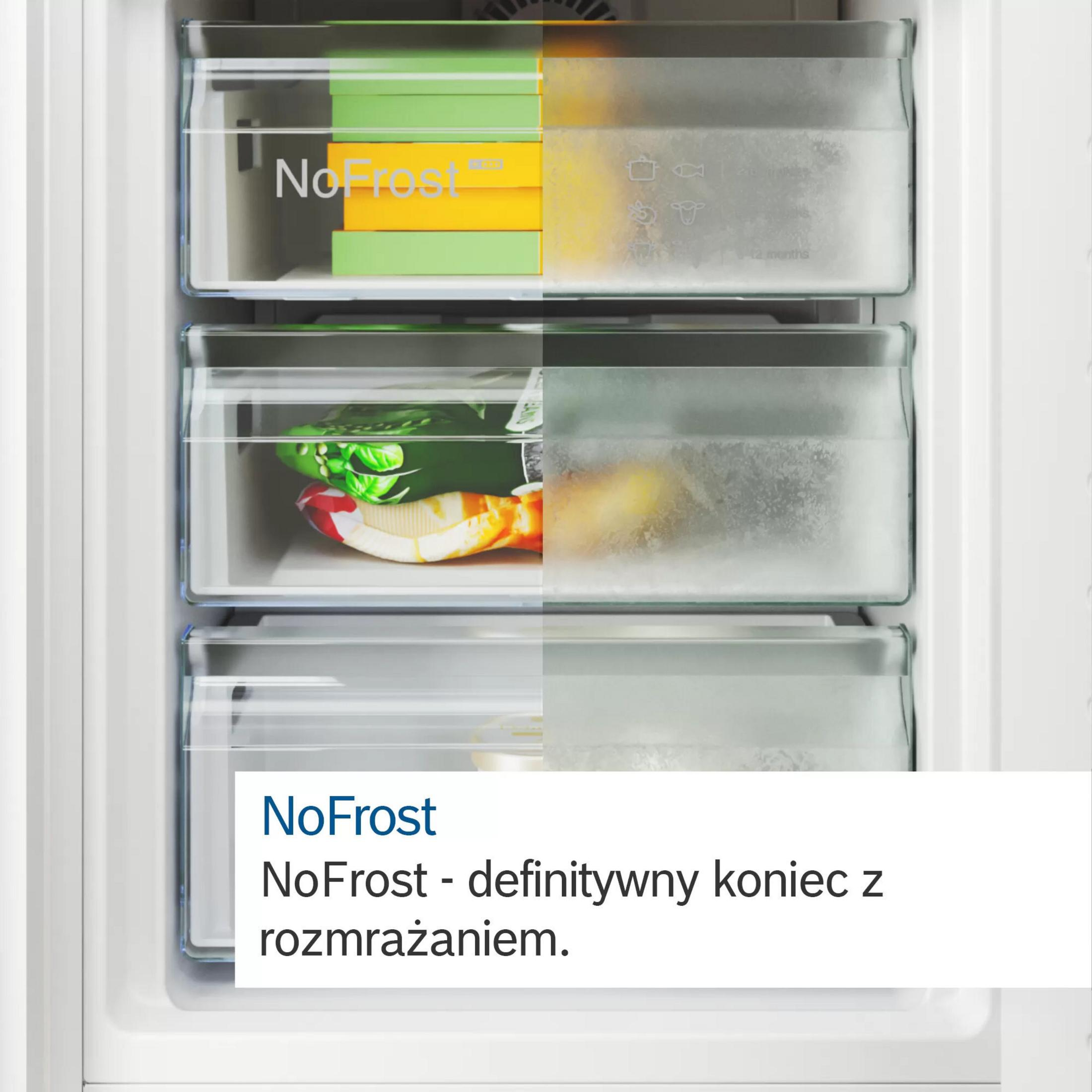 Gefrierschubladen mit Lebensmitteln und Eisbildung auf der rechten Seite.
