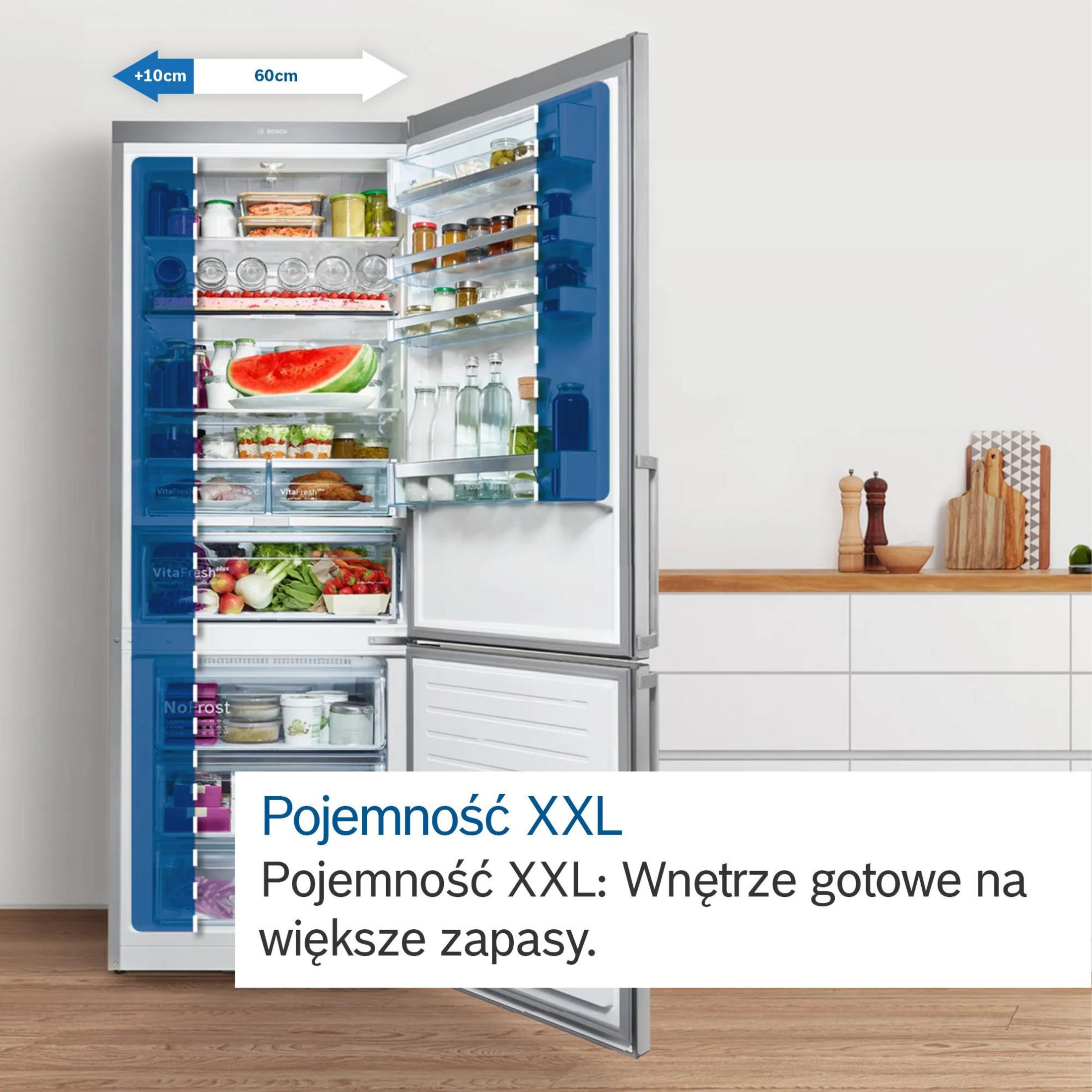 Ein offener Kühlschrank mit viel Stauraum und Lebensmitteln.