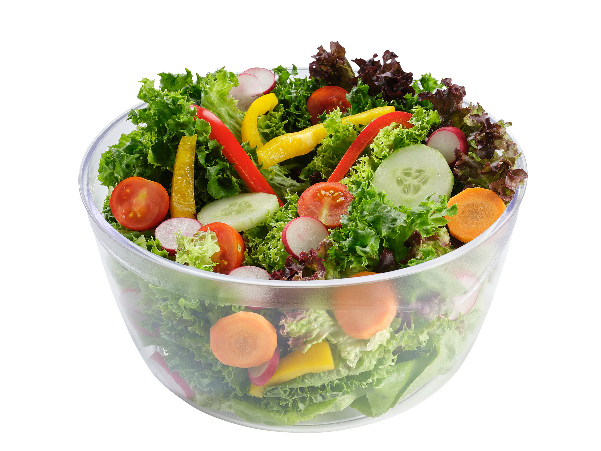 Kolorowa sałatka w przezroczystej misce z pomidorami, ogórkami i papryką.