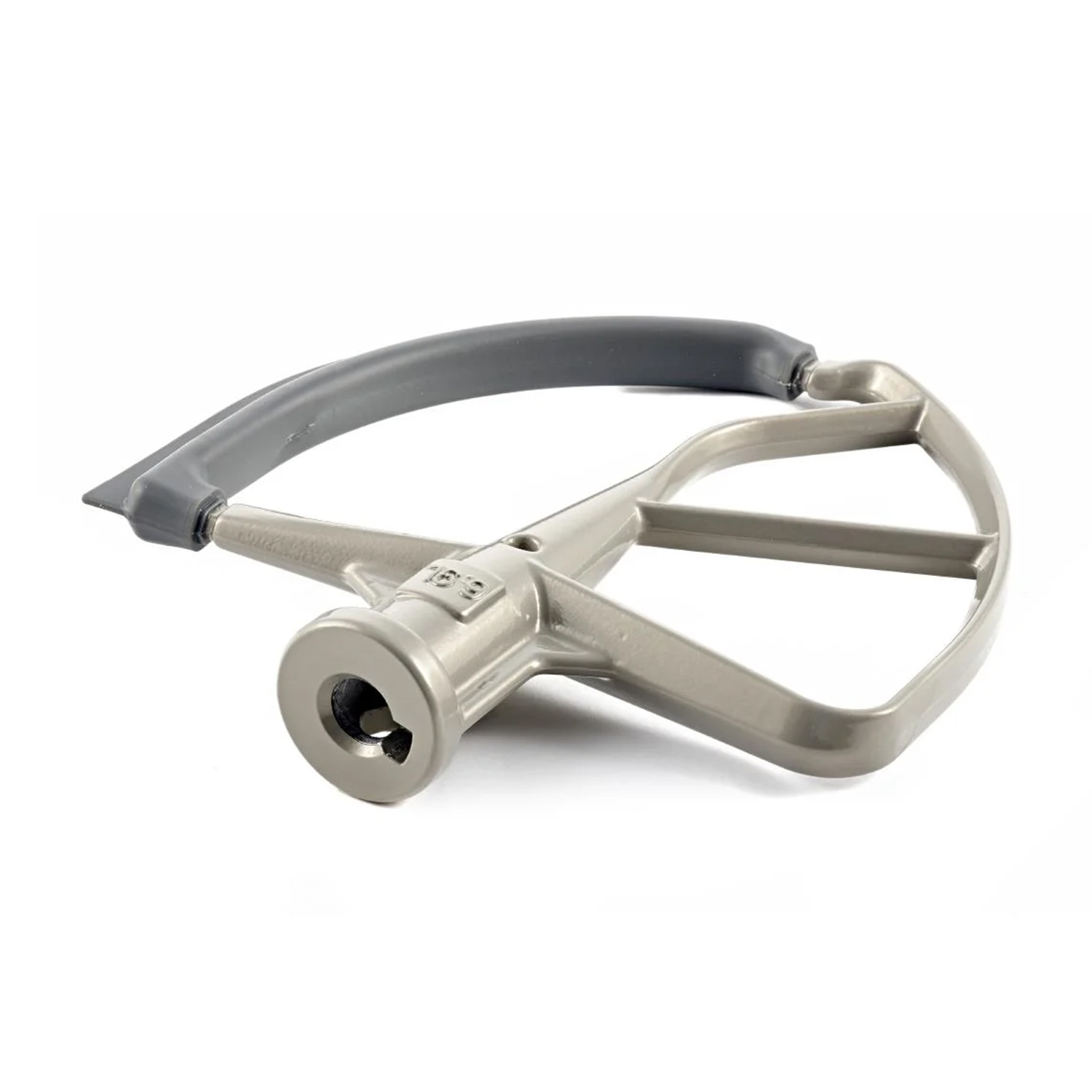 Una frusta piatta con bordo in gomma grigia su sfondo bianco.