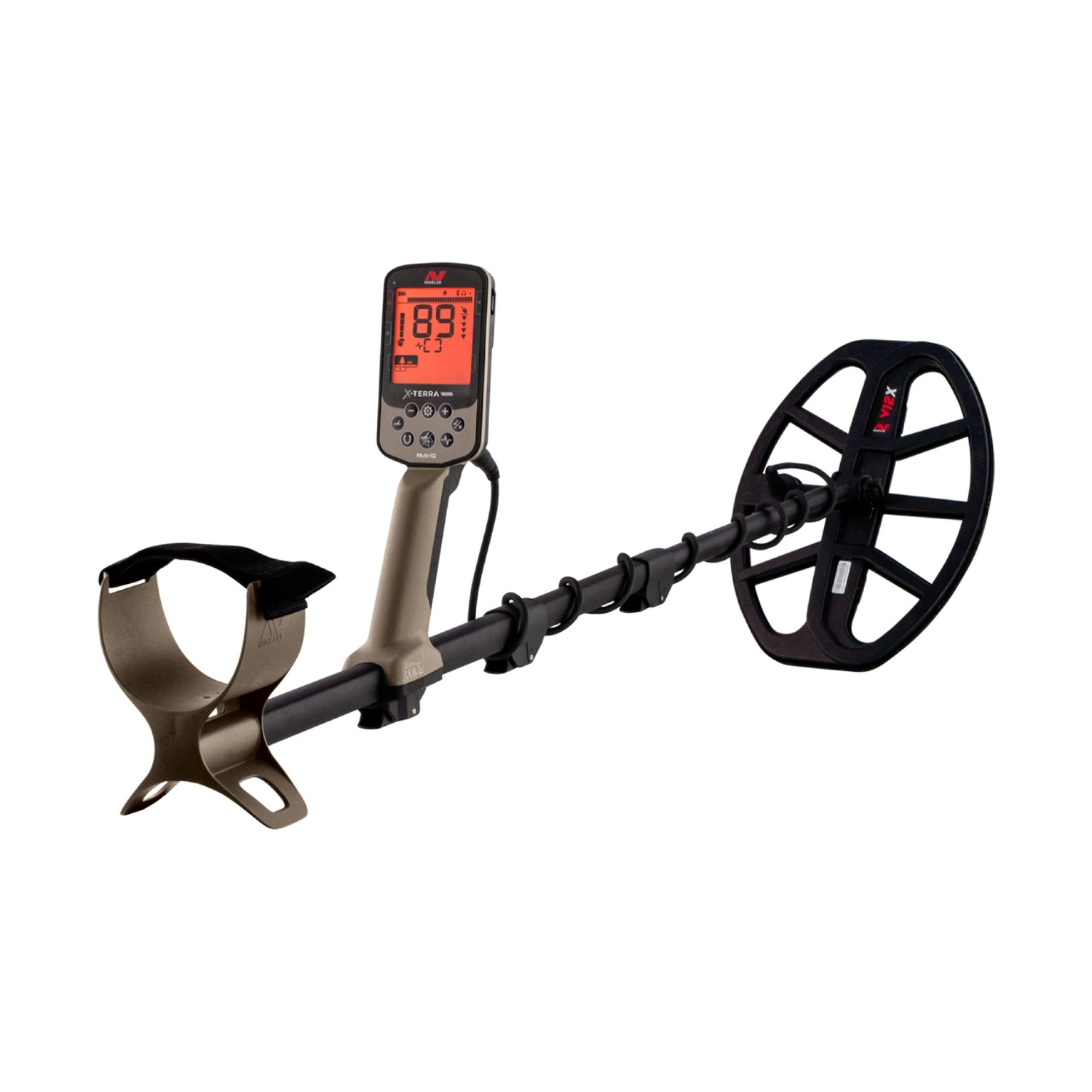 Ein Metalldetektor mit schwarzer Spule, beige Griff und rotem Display.
