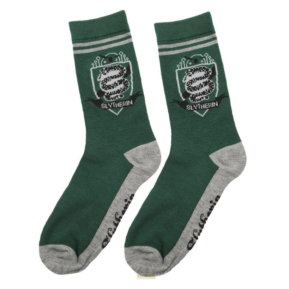 Dos calcetines verdes con el emblema de Slytherin, talones y punteras grises.