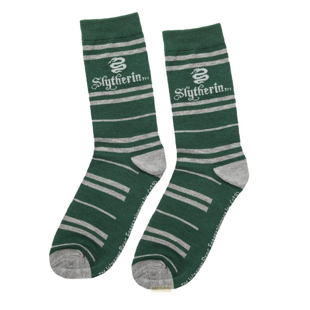 Par de calcetines verdes y grises a rayas con logo Slytherin.
