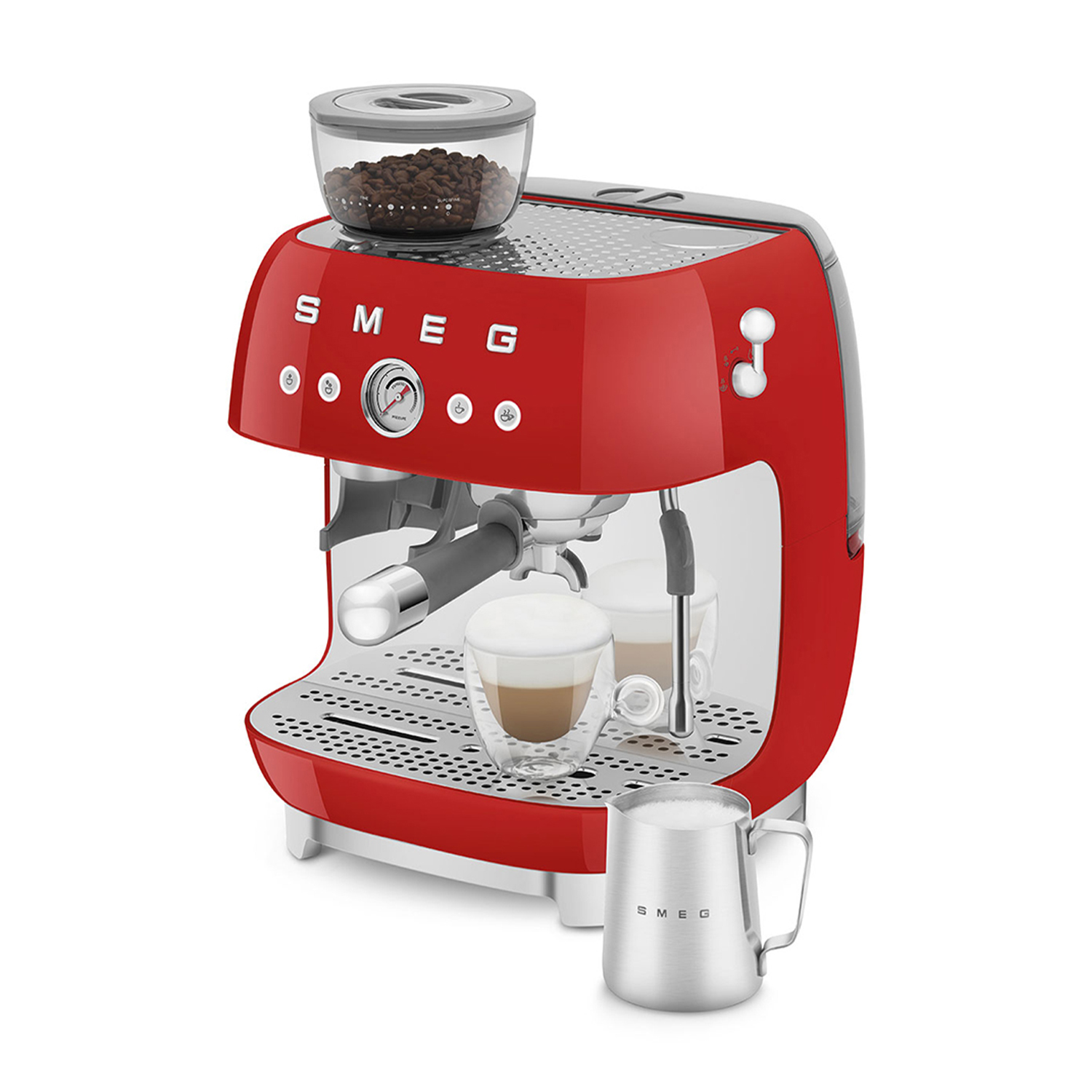 Czerwony ekspres Smeg ze zbiornikiem na ziarna, dwoma filiżankami i dzbankiem na mleko.