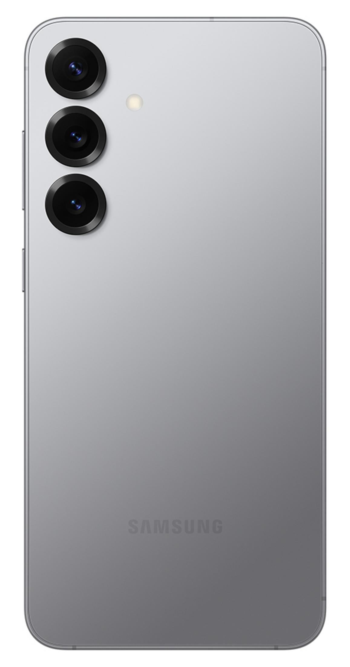 Tył srebrnego smartfona Samsung z trzema obiektywami i lampą błyskową.