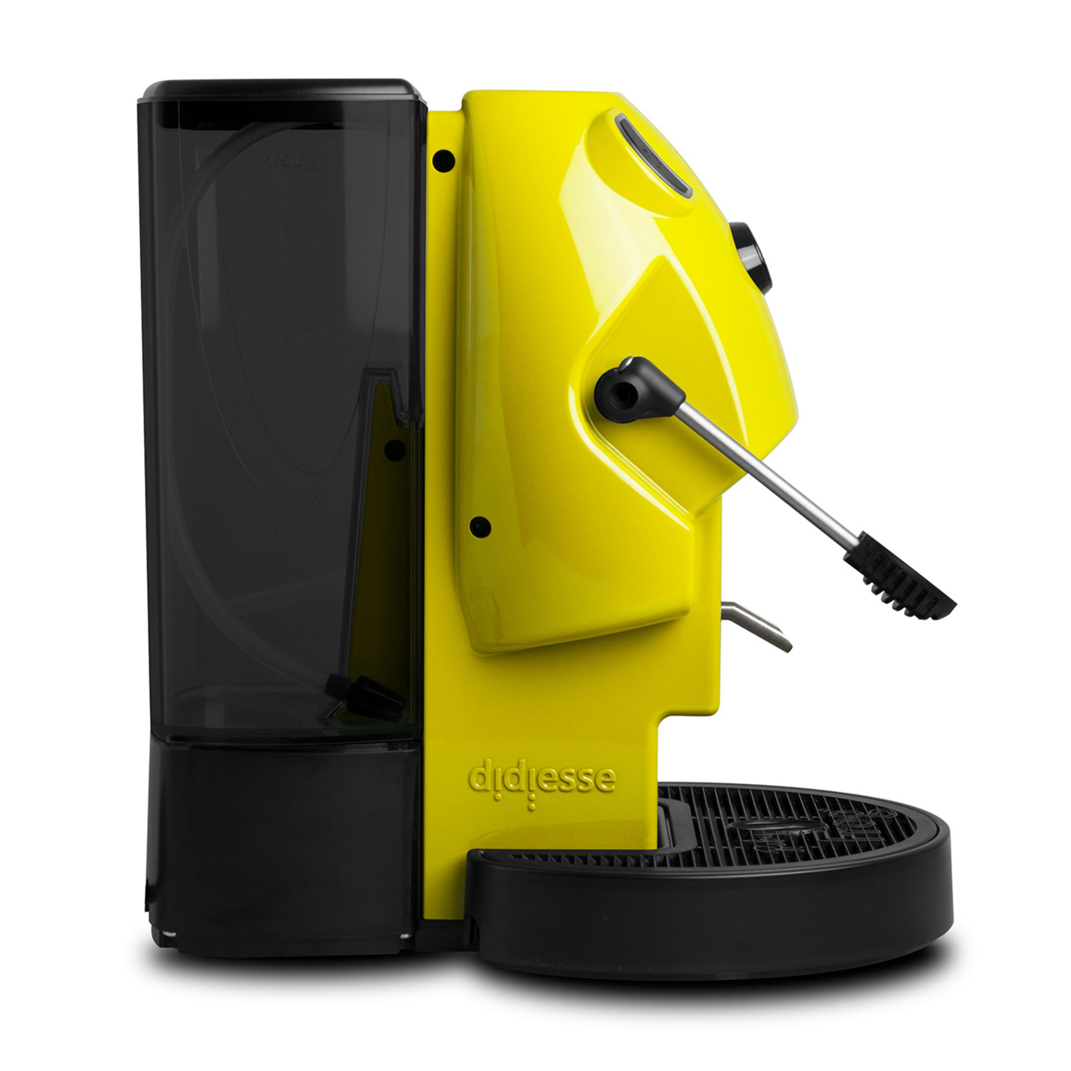 Una macchina da caffè giallo brillante e nera con serbatoio dell'acqua trasparente.